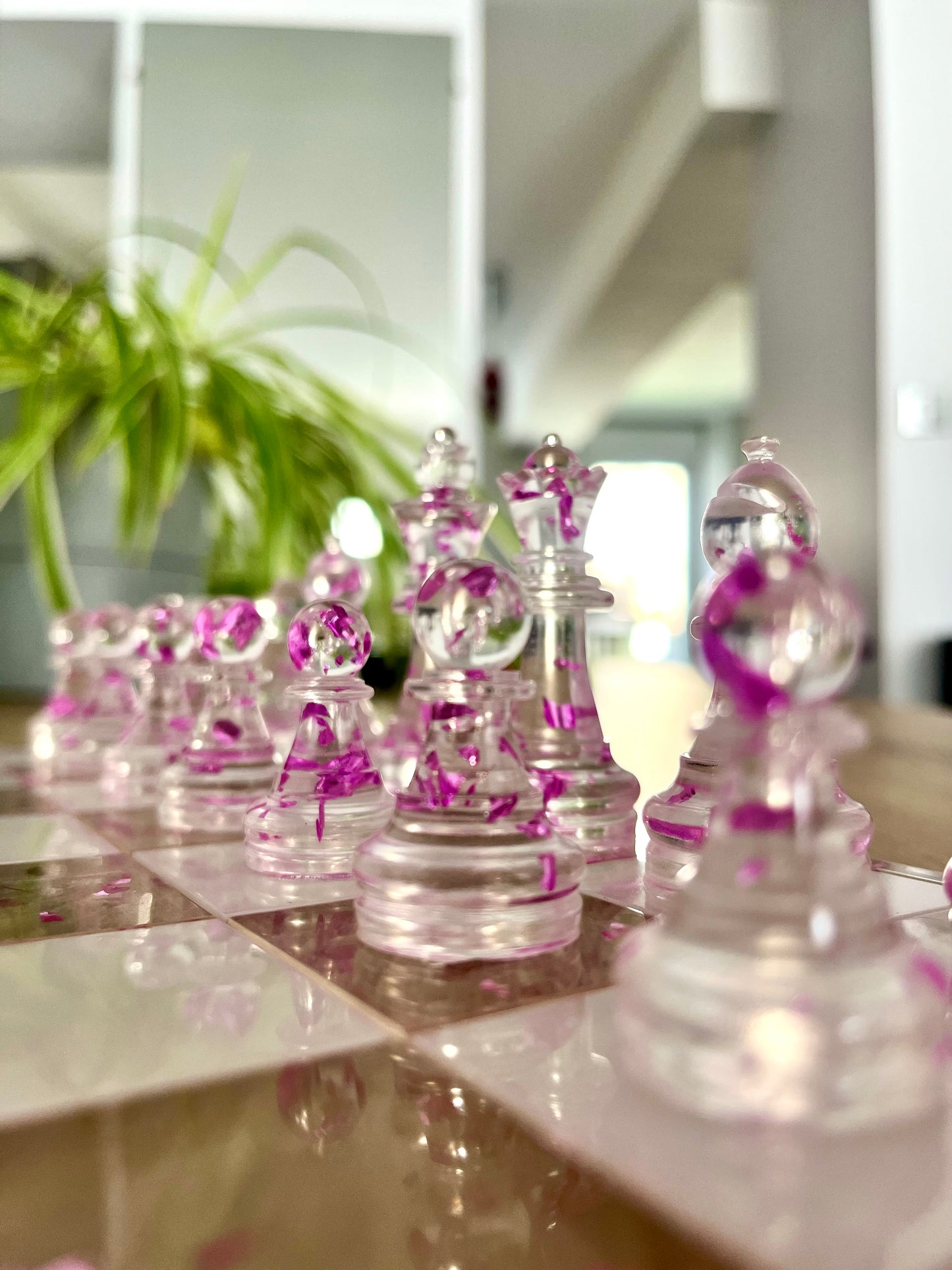 Jeu d’échec transparent blanc et violet