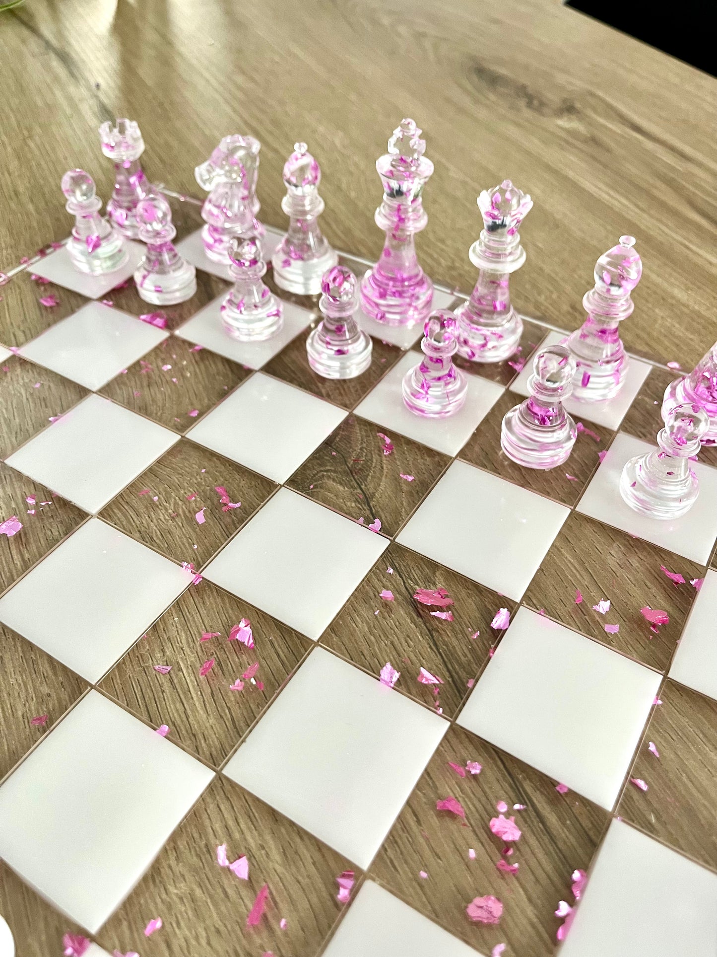 Jeu d’échec transparent blanc et violet