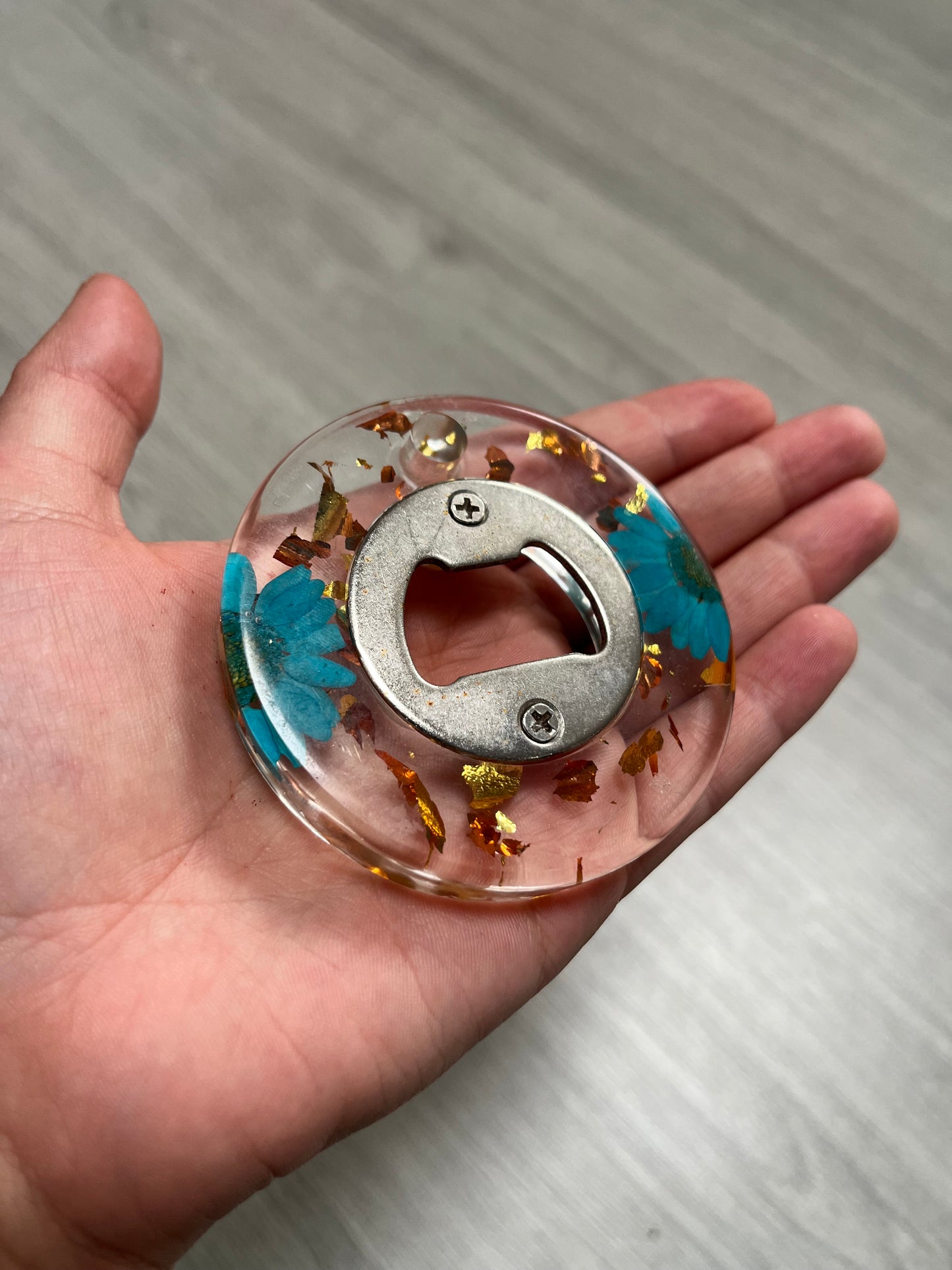 Décapsuleur rond fleur bleu