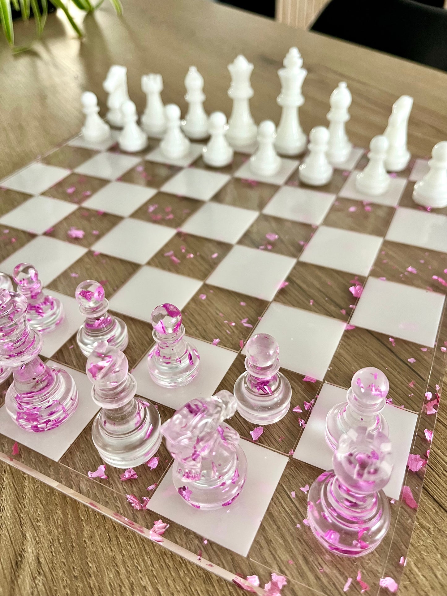 Jeu d’échec transparent blanc et violet