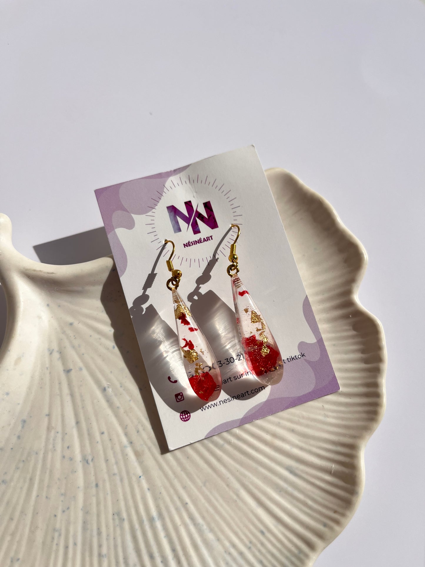 Boucle d’oreille fleurs séchées rouge modèle « goutte »