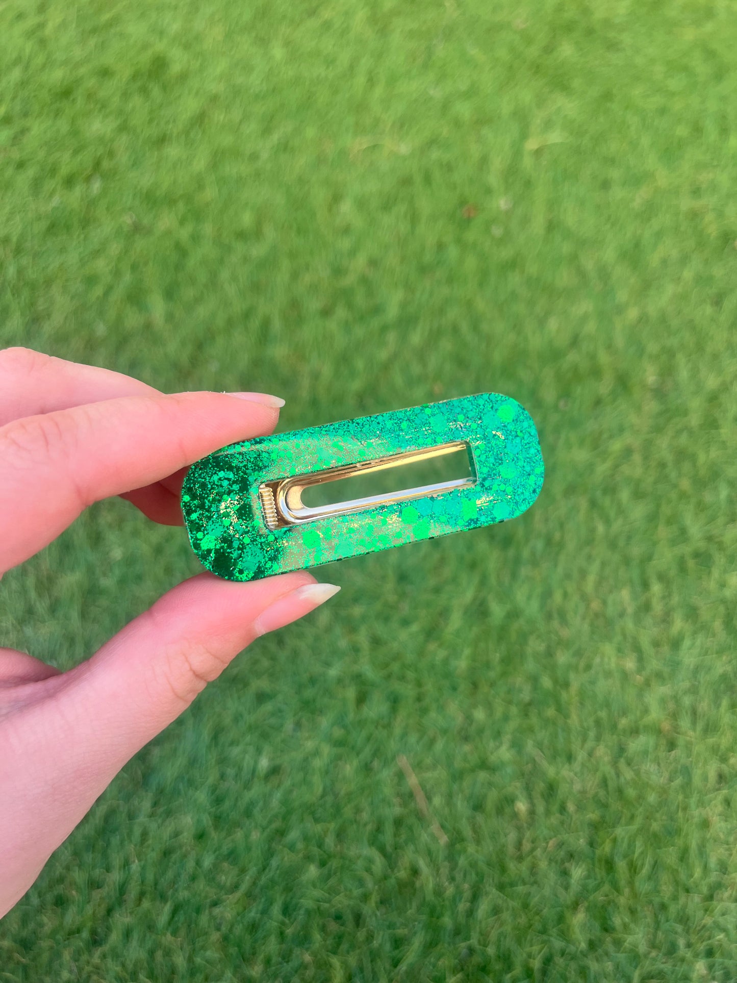 Barrette verte à paillettes