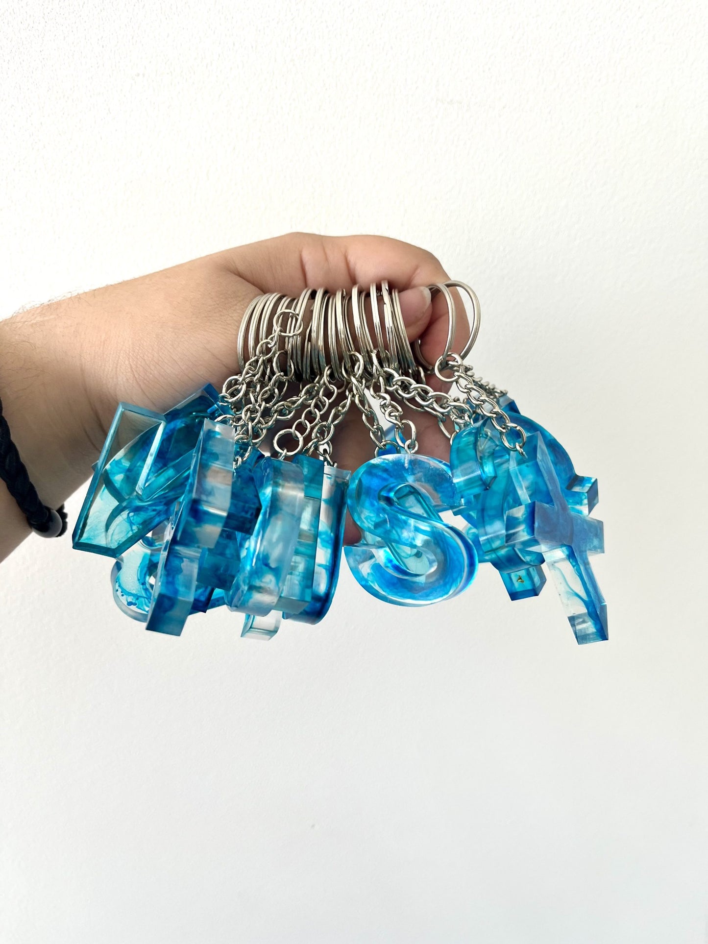 Porte clé lettre fumée bleu