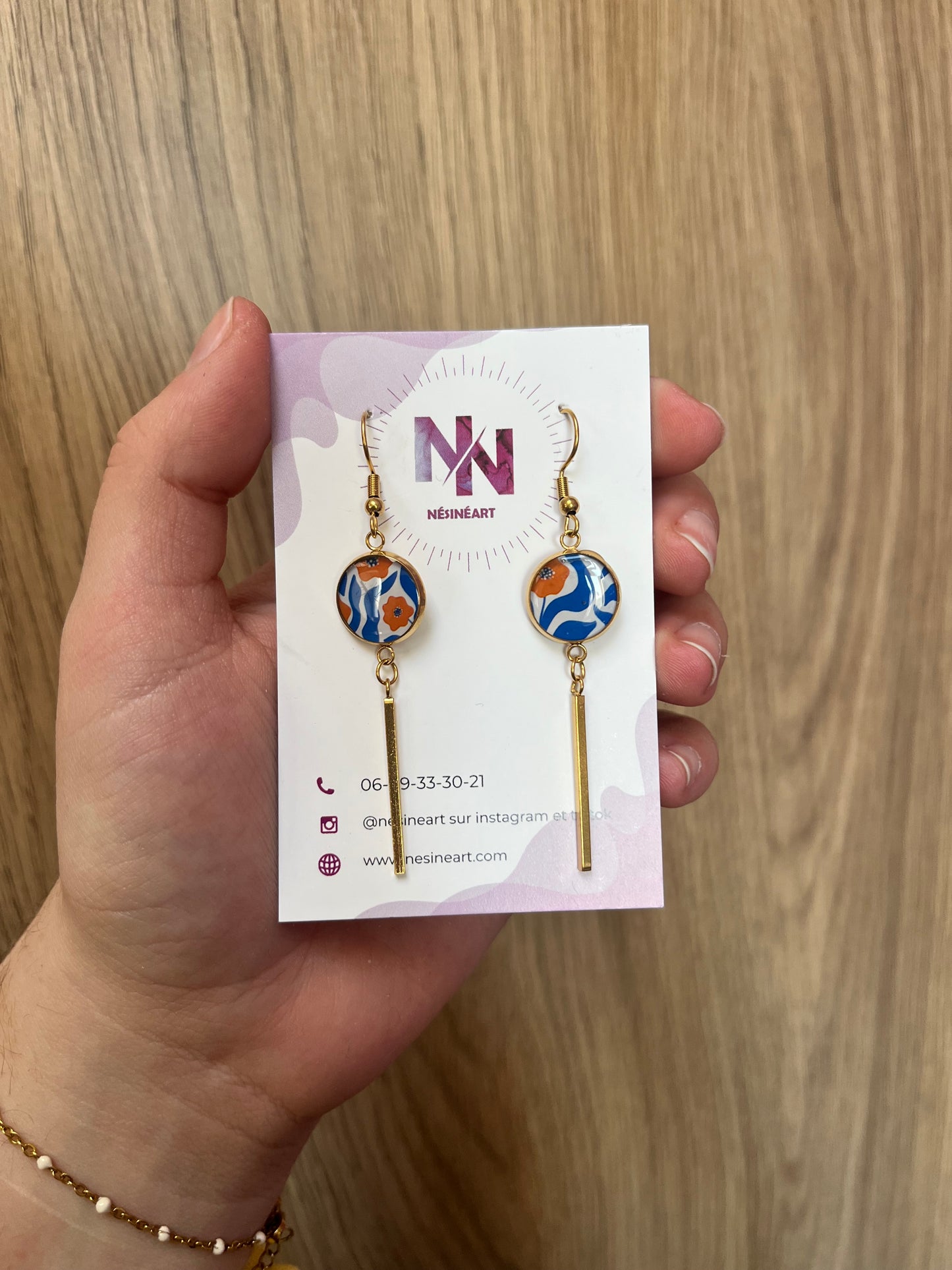 Boucle d’oreille pendante motif bleu orange