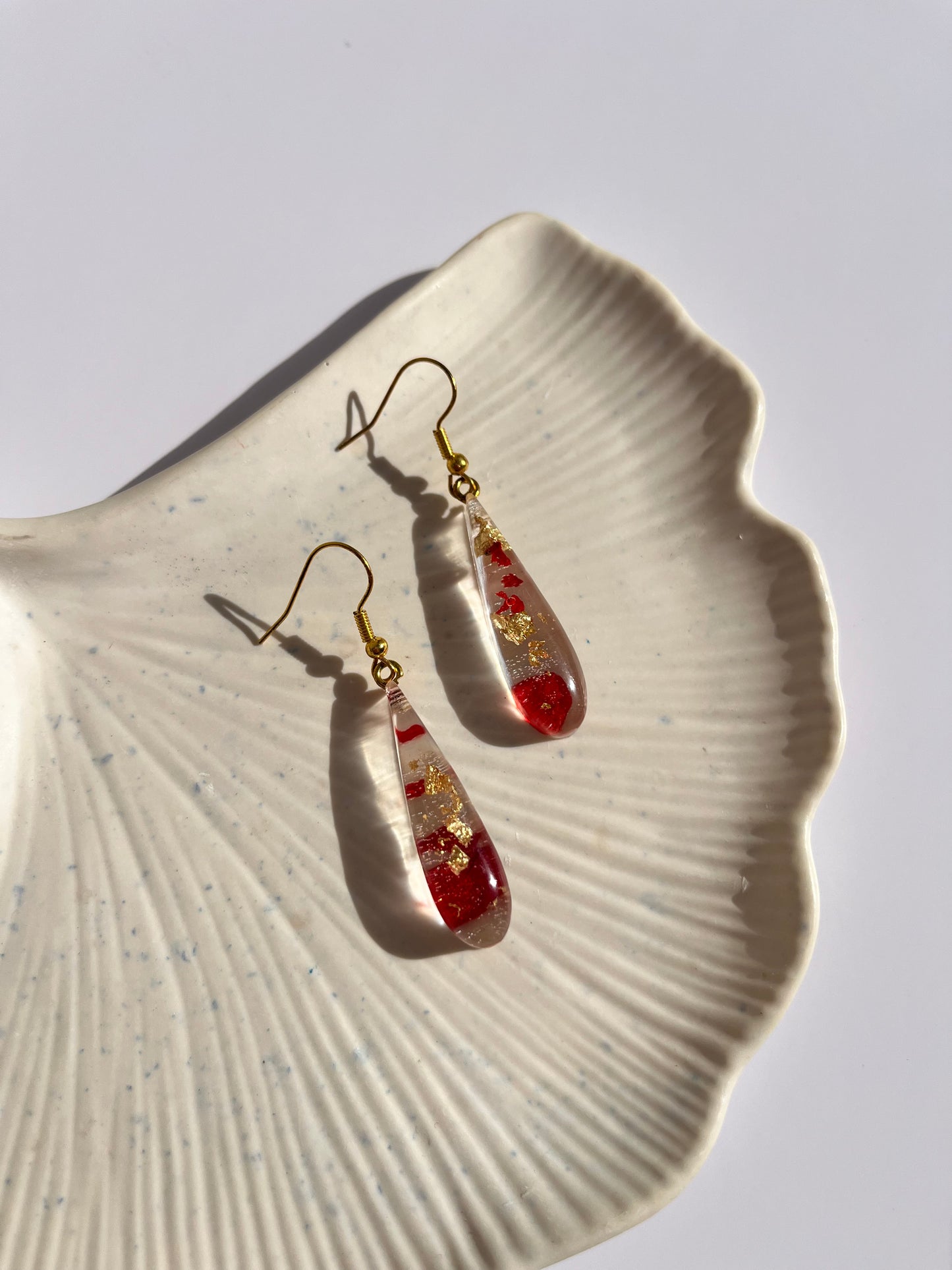 Boucle d’oreille fleurs séchées rouge modèle « goutte »