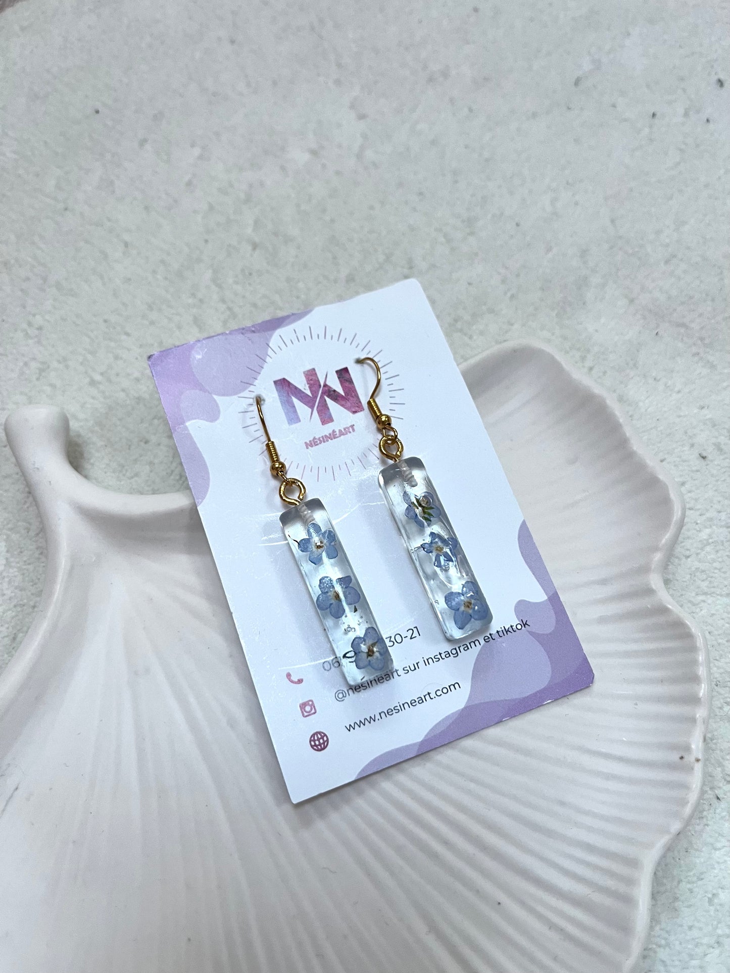 Boucle d’oreille fleurs séchées modèle « allongé bleu »