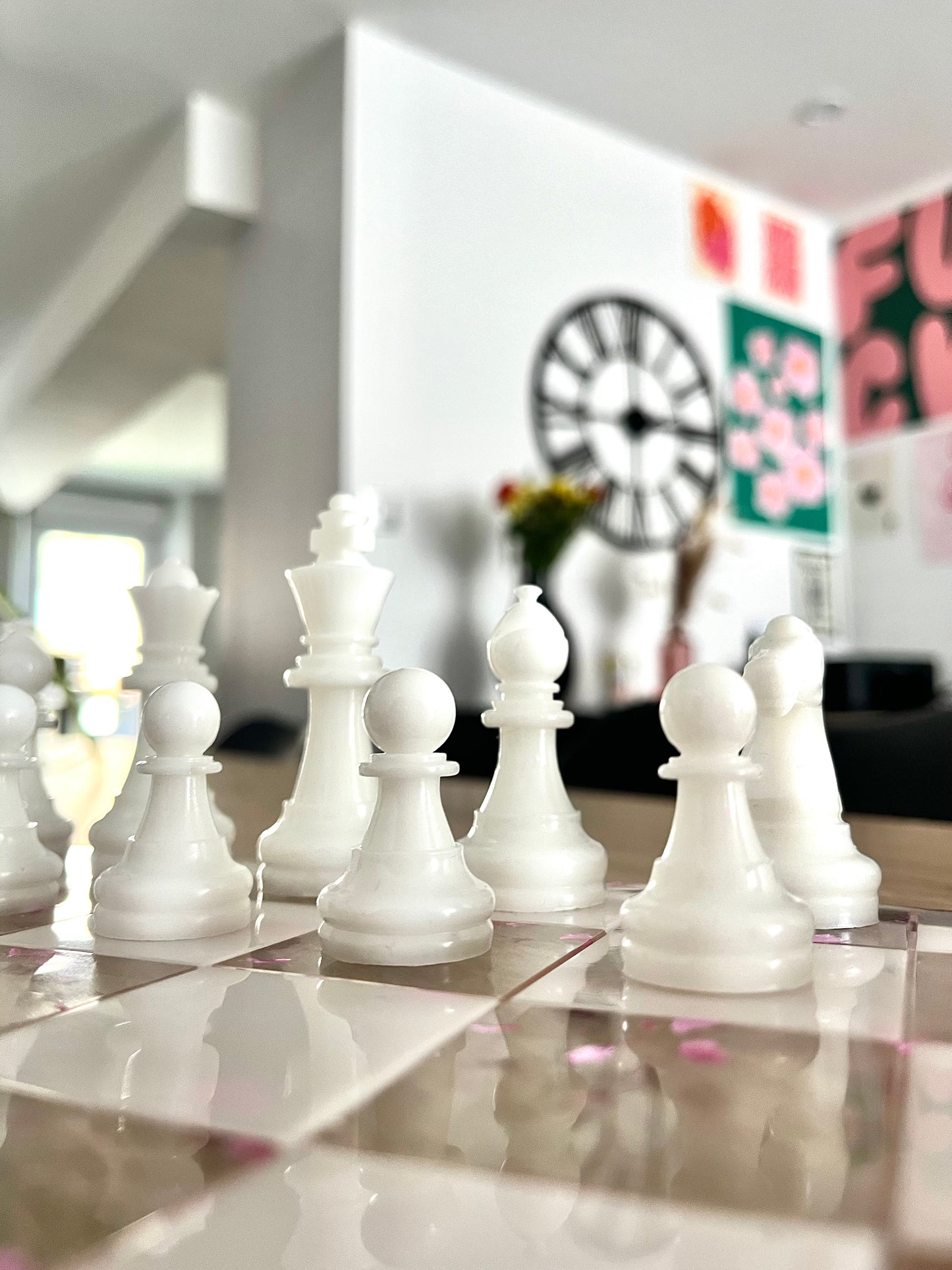 Jeu d’échec transparent blanc et violet
