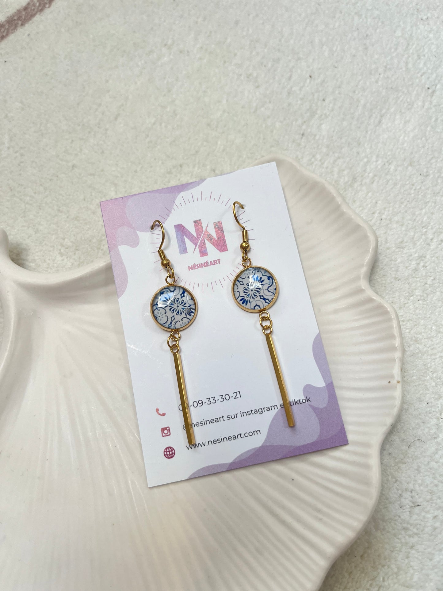 Boucle d’oreille pendante motif bleu blanc