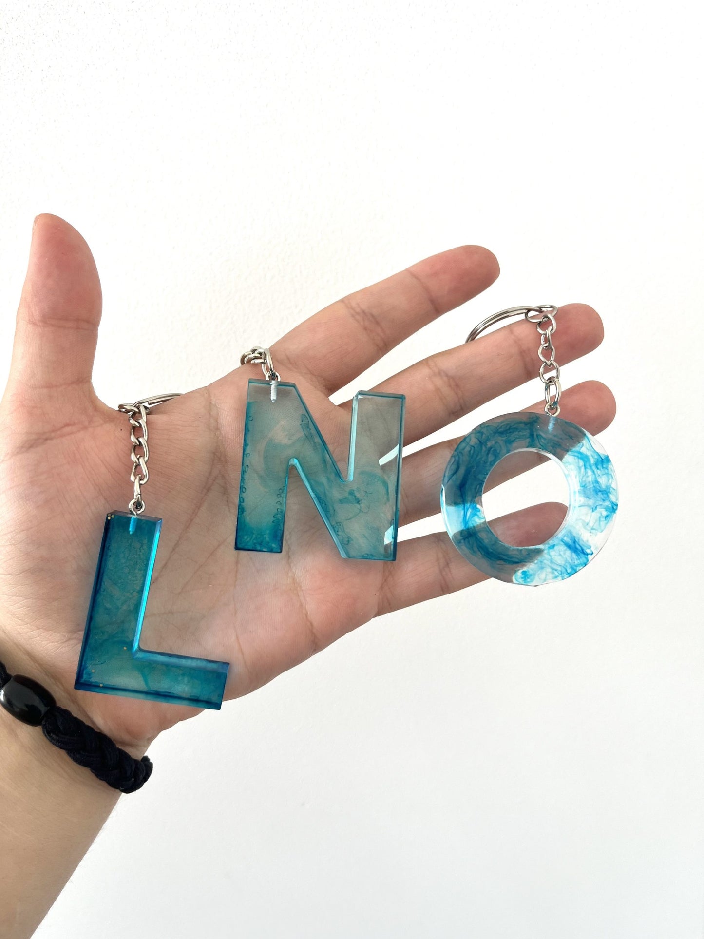 Porte clé lettre fumée bleu