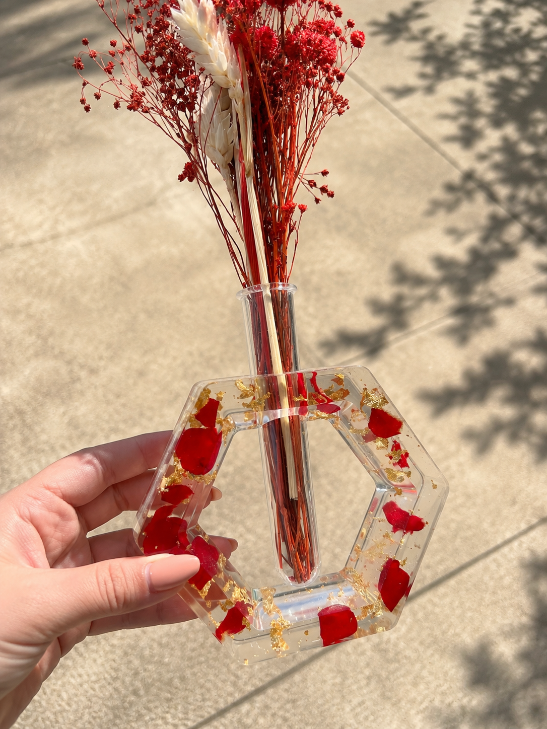 Soliflore transparent et pétale de rose