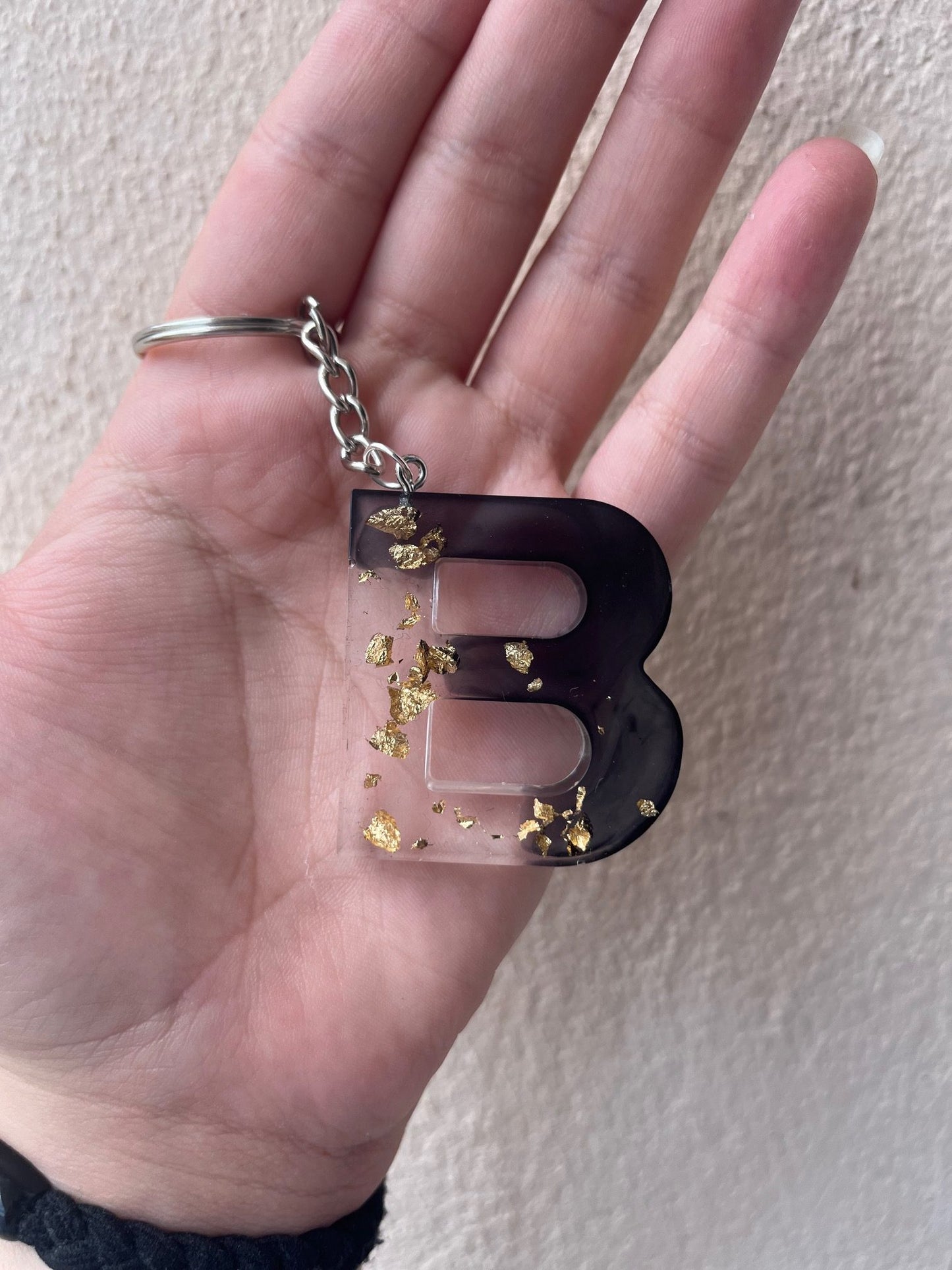 Porte clé lettre noir et feuille d'or