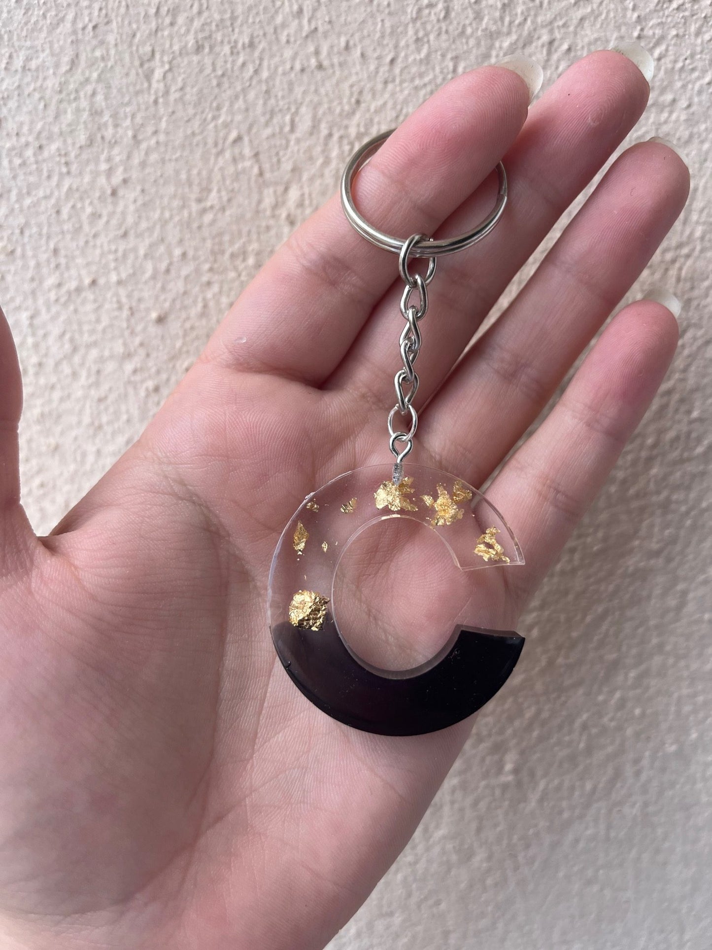 Porte clé lettre noir et feuille d'or