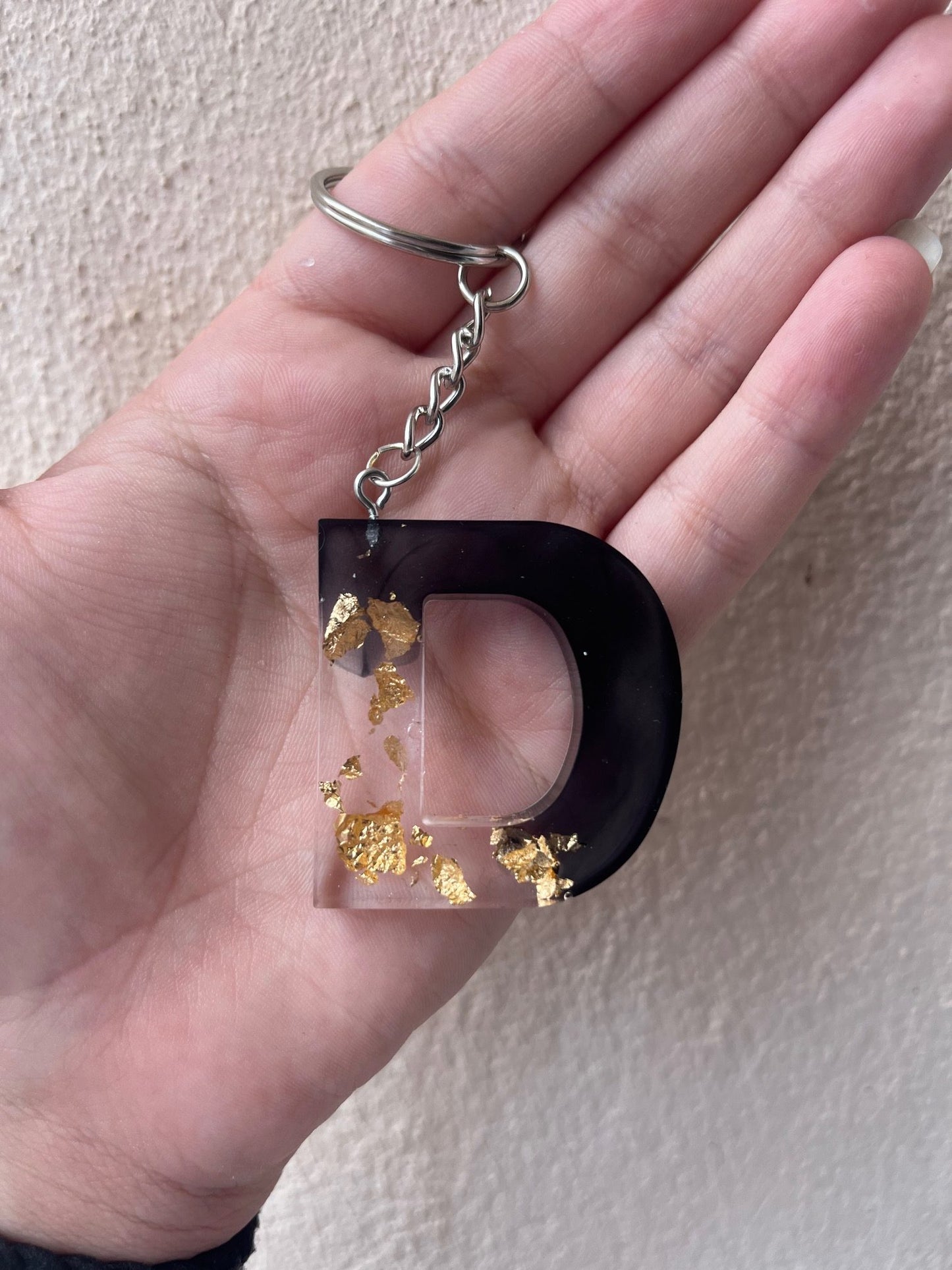 Porte clé lettre noir et feuille d'or