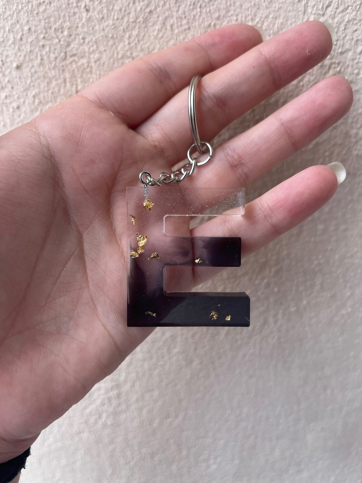 Porte clé lettre noir et feuille d'or