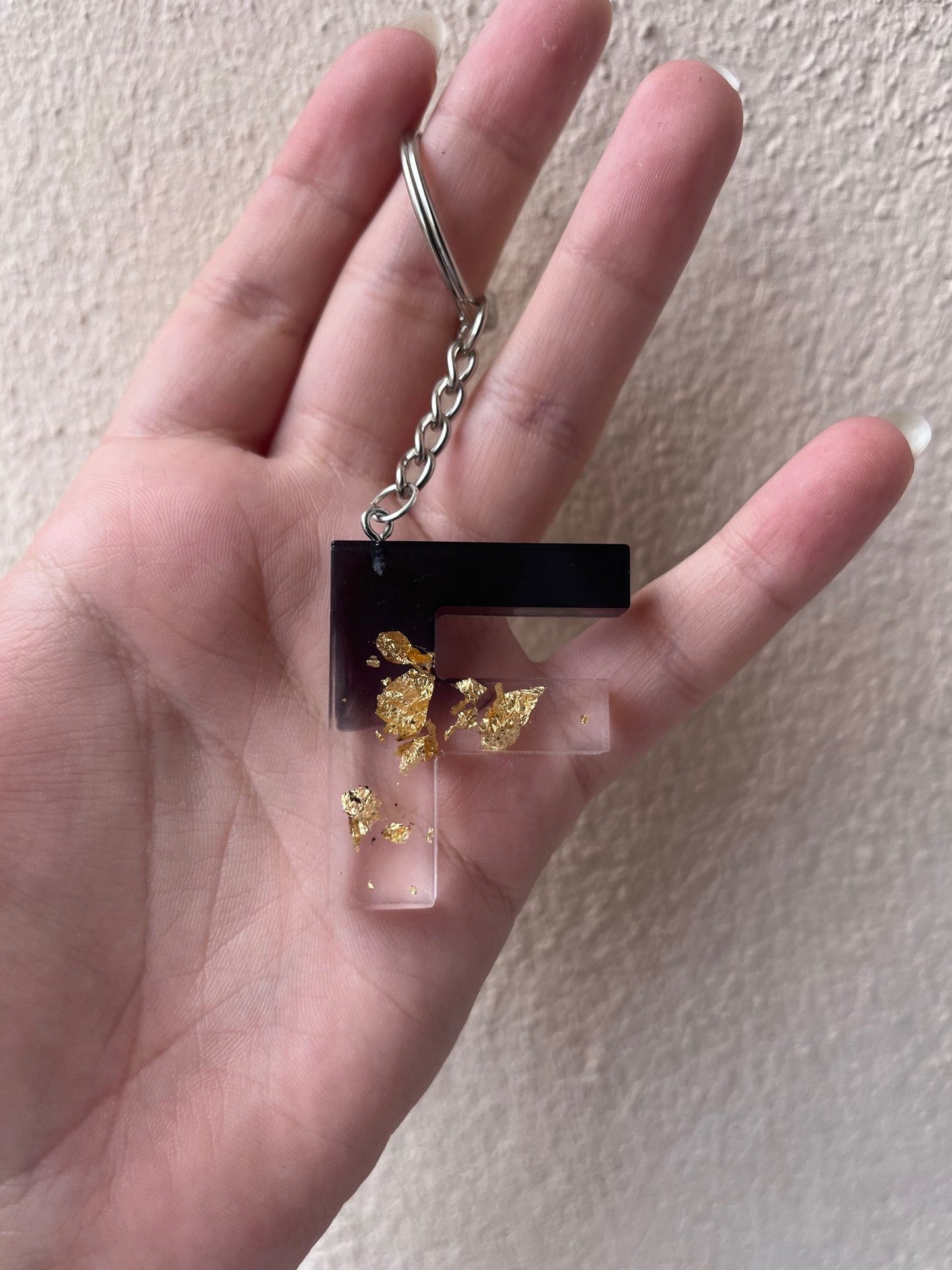 Porte clé lettre noir et feuille d'or