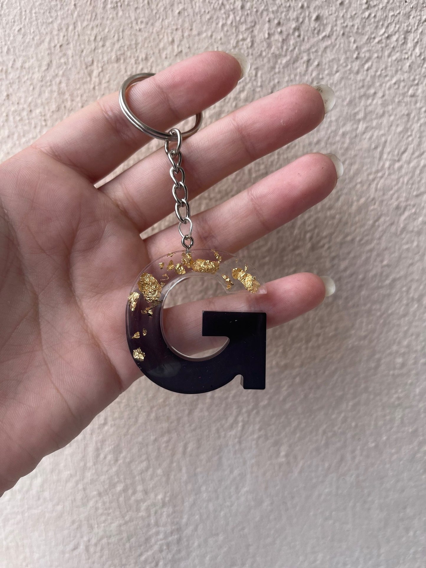 Porte clé lettre noir et feuille d'or