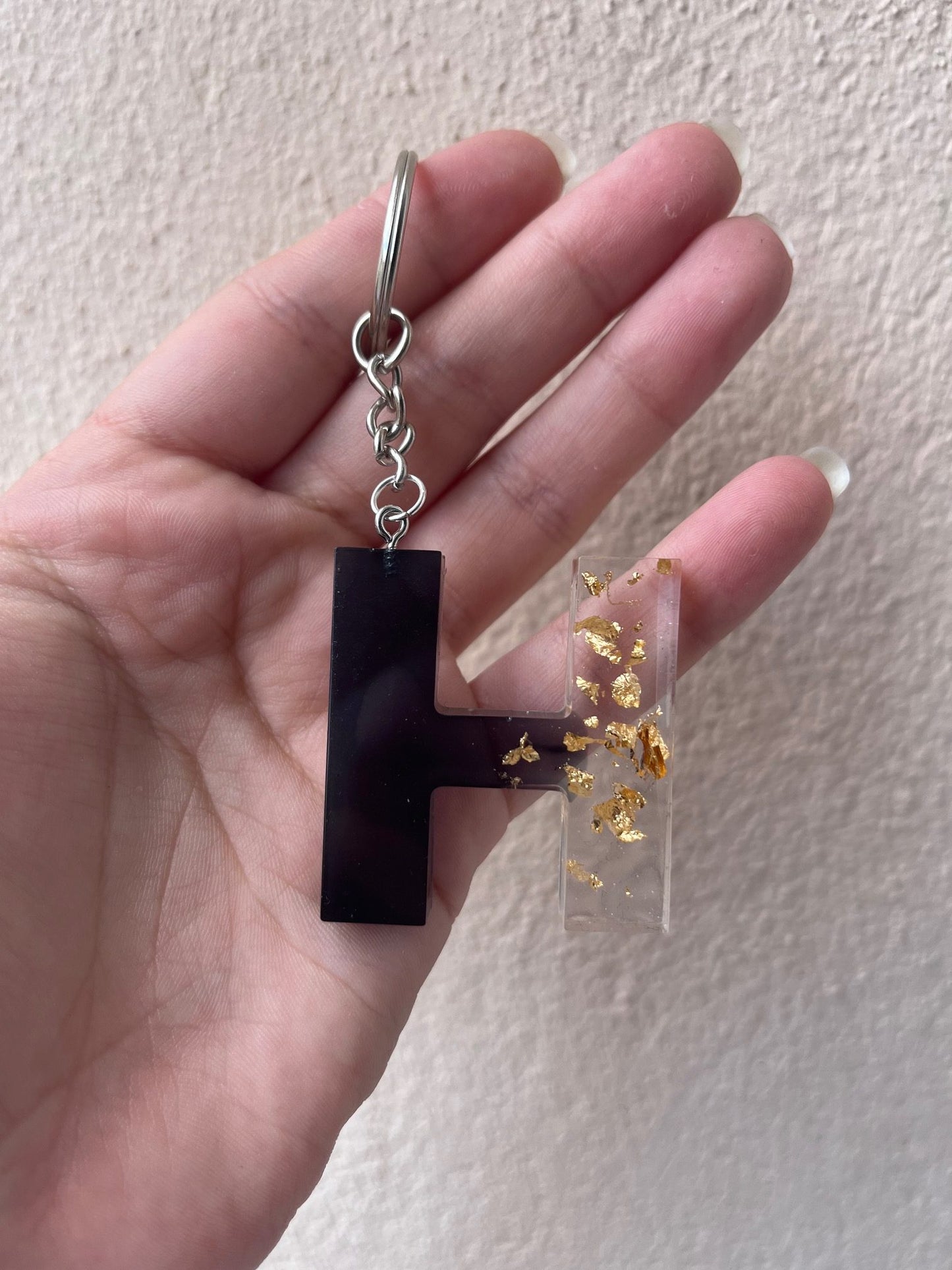 Porte clé lettre noir et feuille d'or
