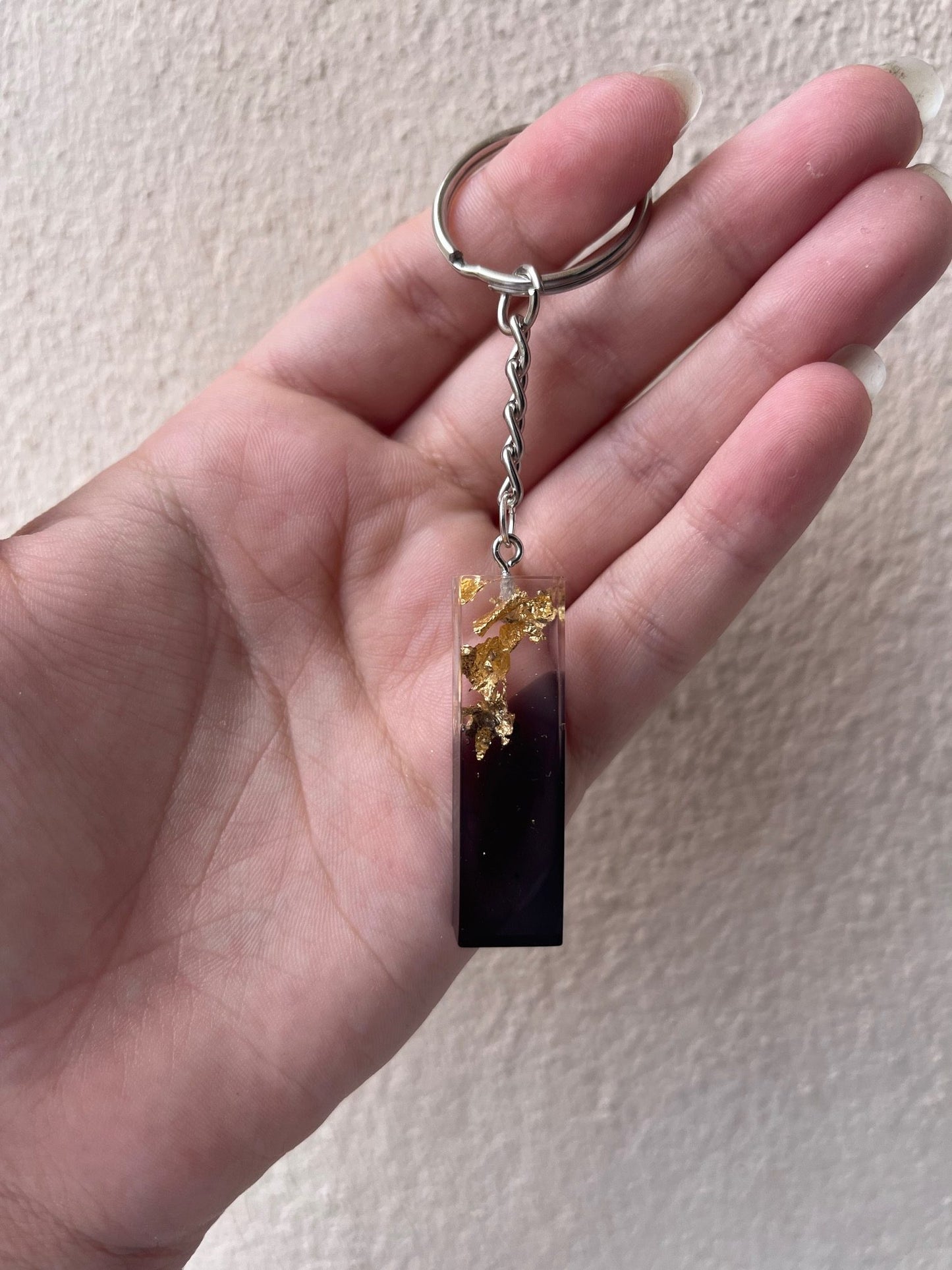 Porte clé lettre noir et feuille d'or