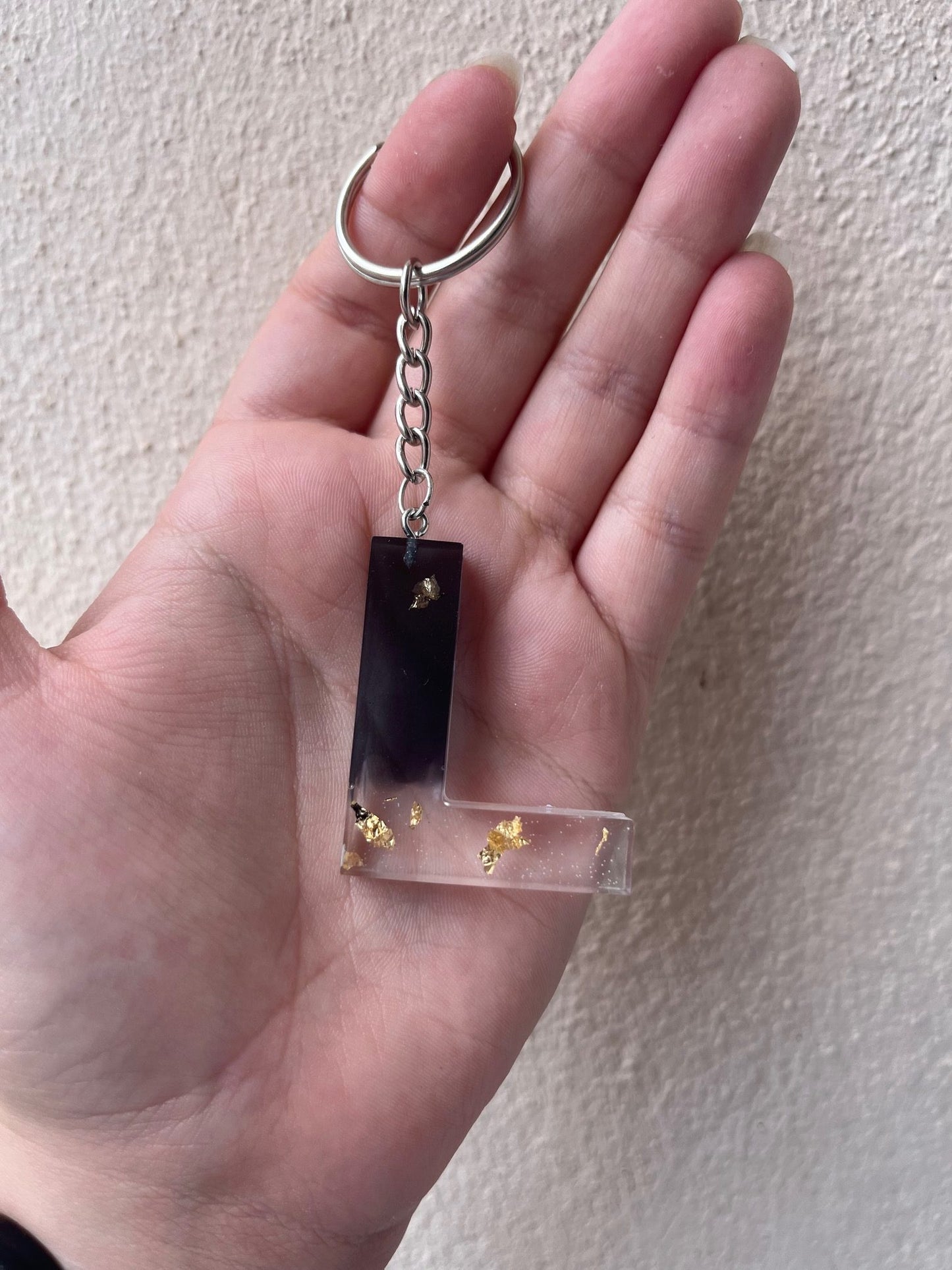Porte clé lettre noir et feuille d'or