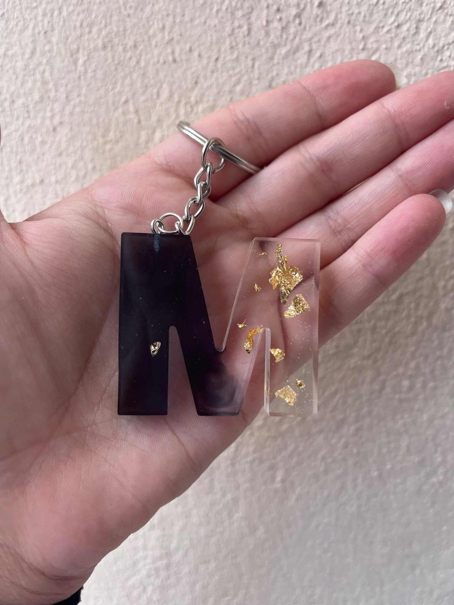 Porte clé lettre noir et feuille d'or