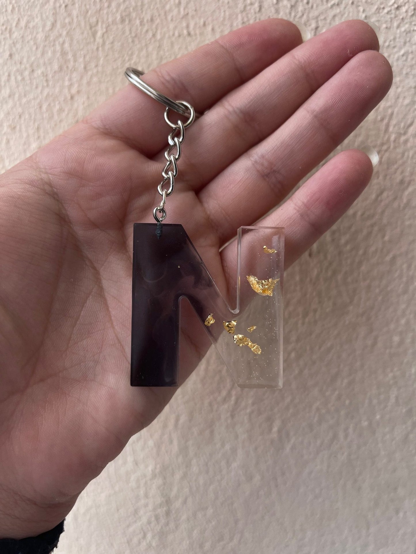 Porte clé lettre noir et feuille d'or