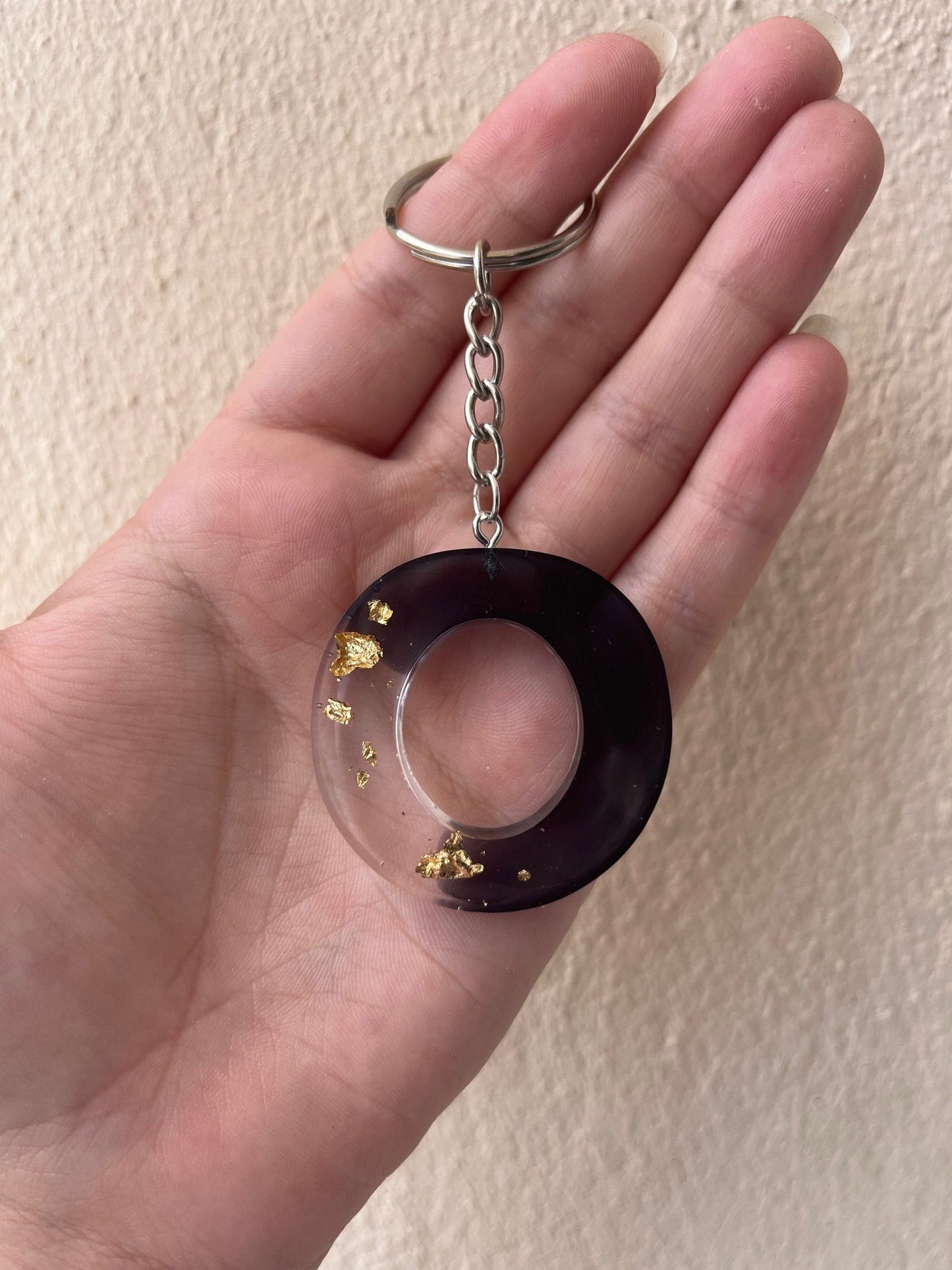 Porte clé lettre noir et feuille d'or