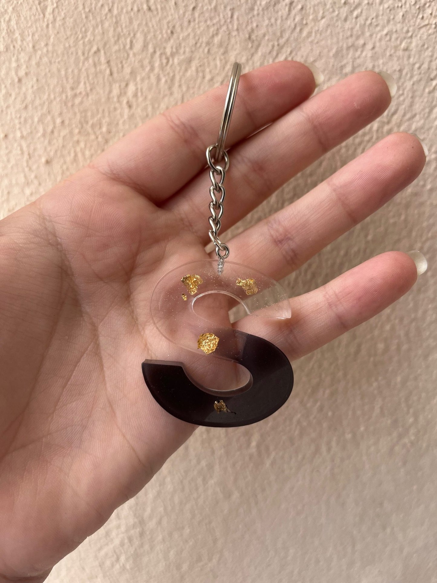 Porte clé lettre noir et feuille d'or