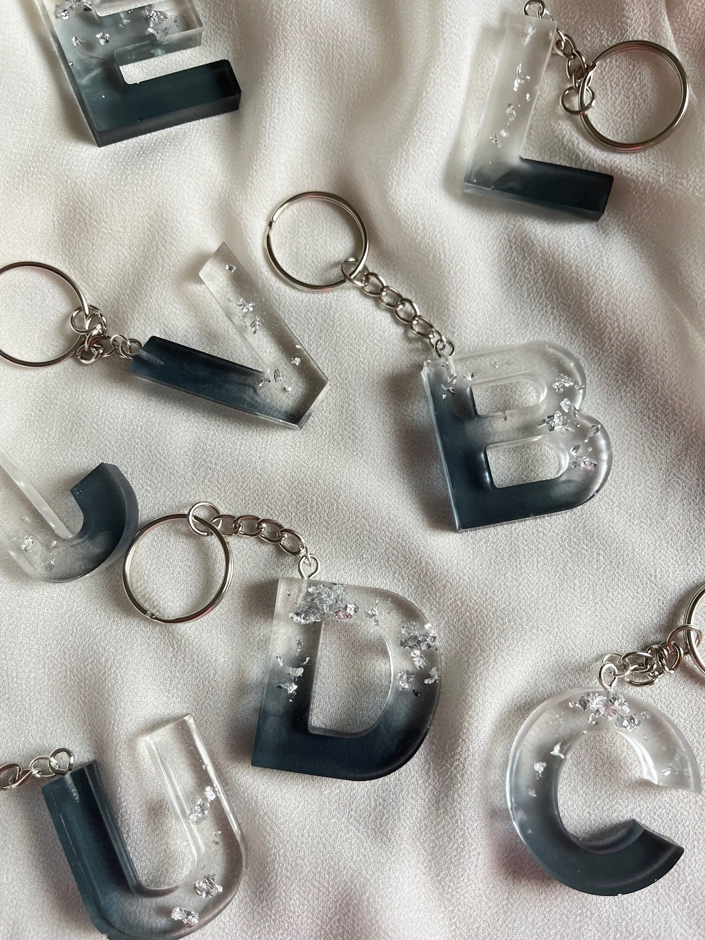 Porte clé lettre noir et feuille d'argent