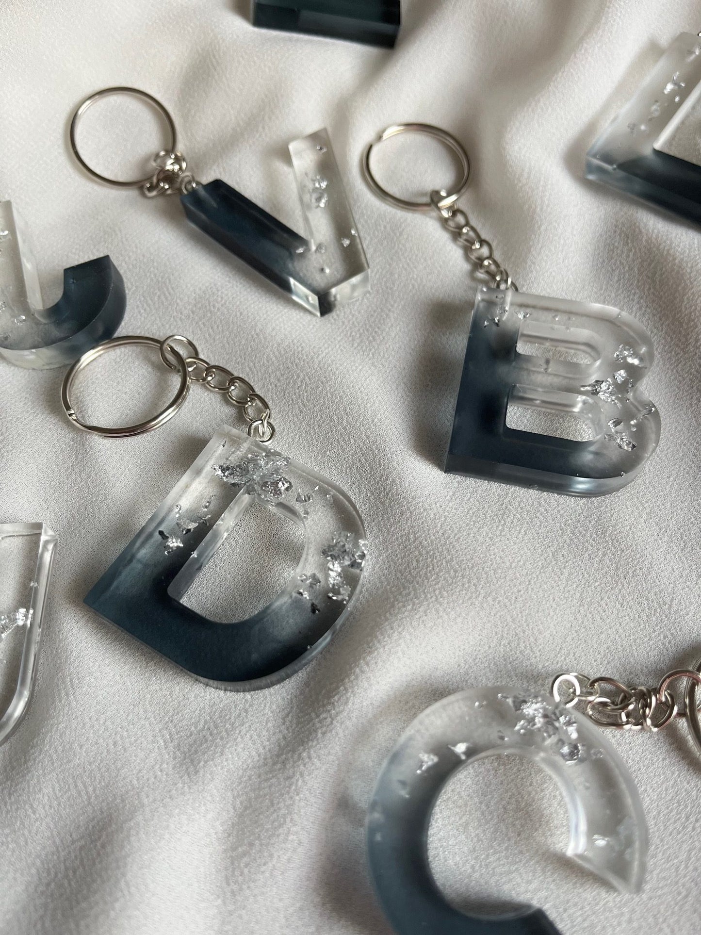 Porte clé lettre noir et feuille d'argent