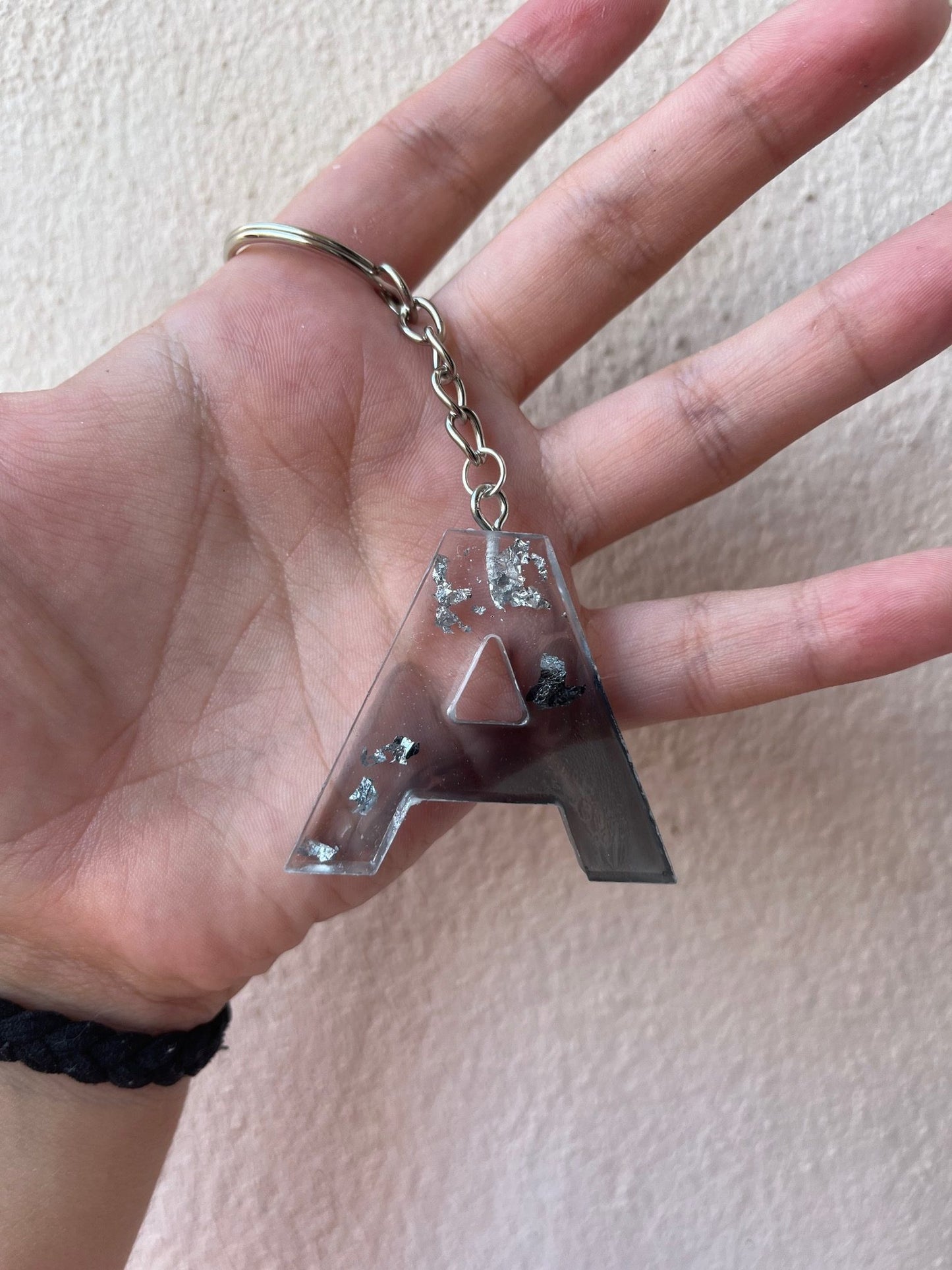 Porte clé lettre noir et feuille d'argent