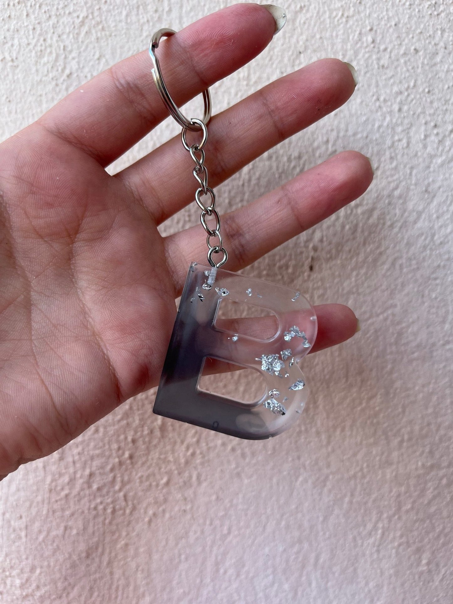 Porte clé lettre noir et feuille d'argent