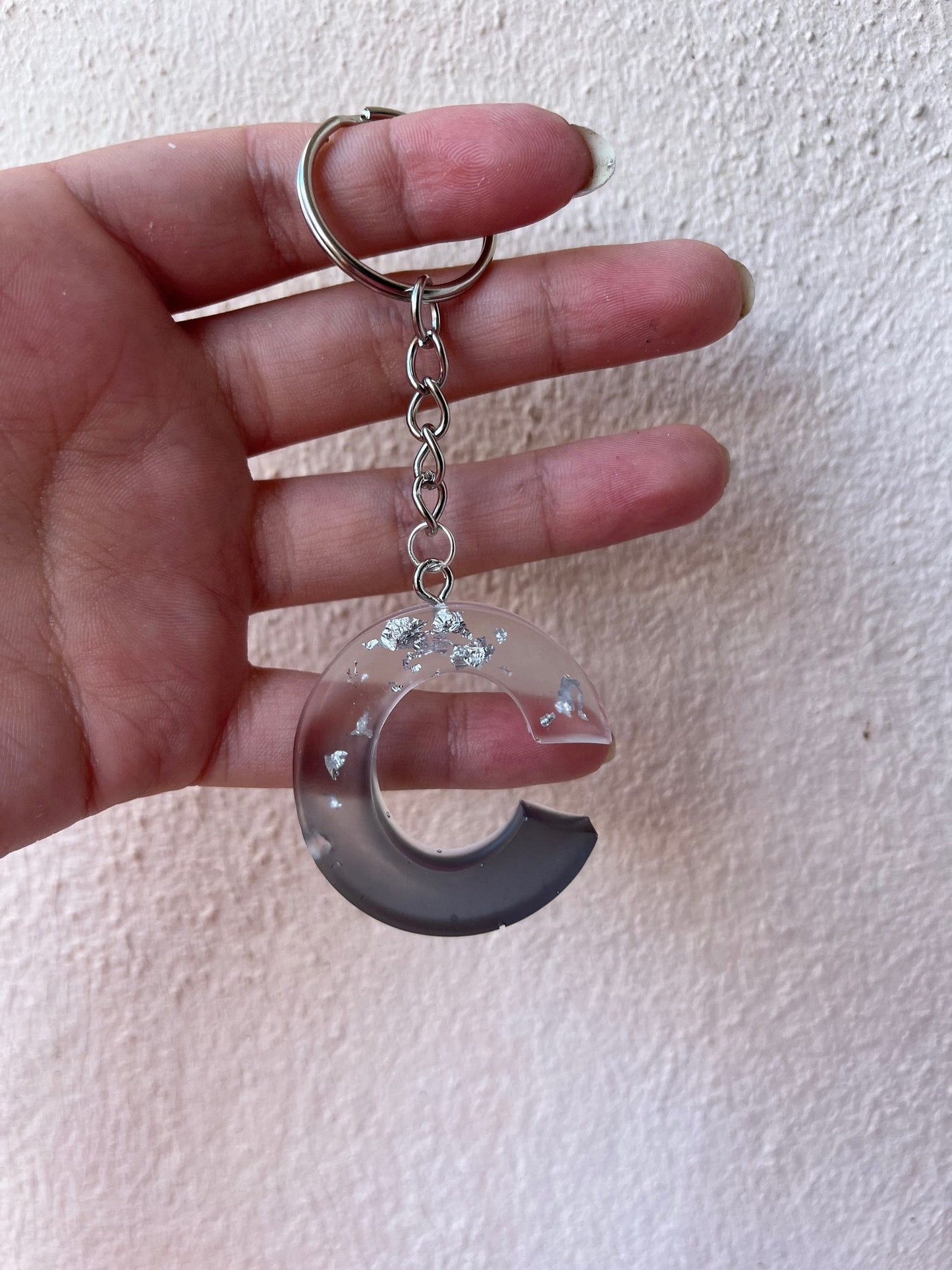 Porte clé lettre noir et feuille d'argent
