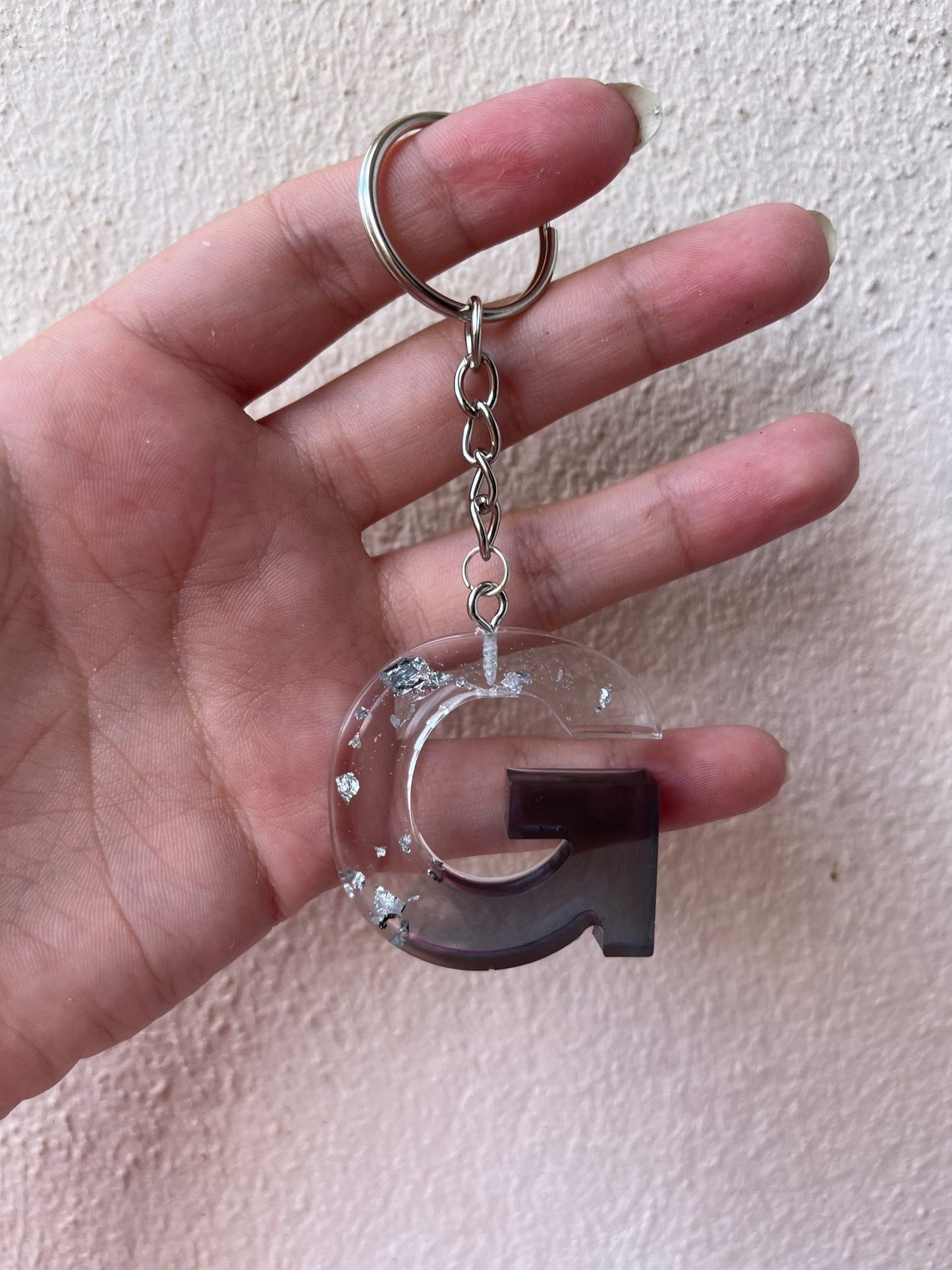 Porte clé lettre noir et feuille d'argent
