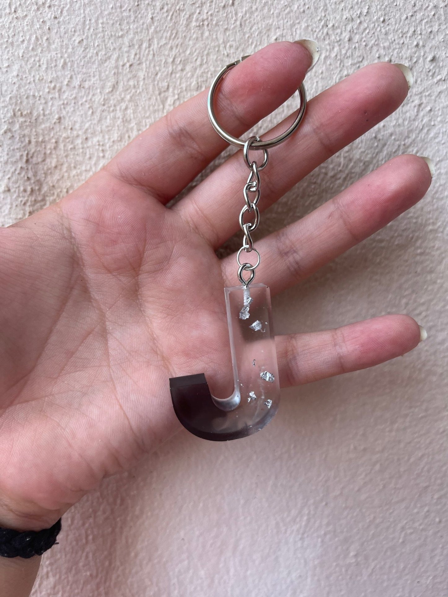 Porte clé lettre noir et feuille d'argent