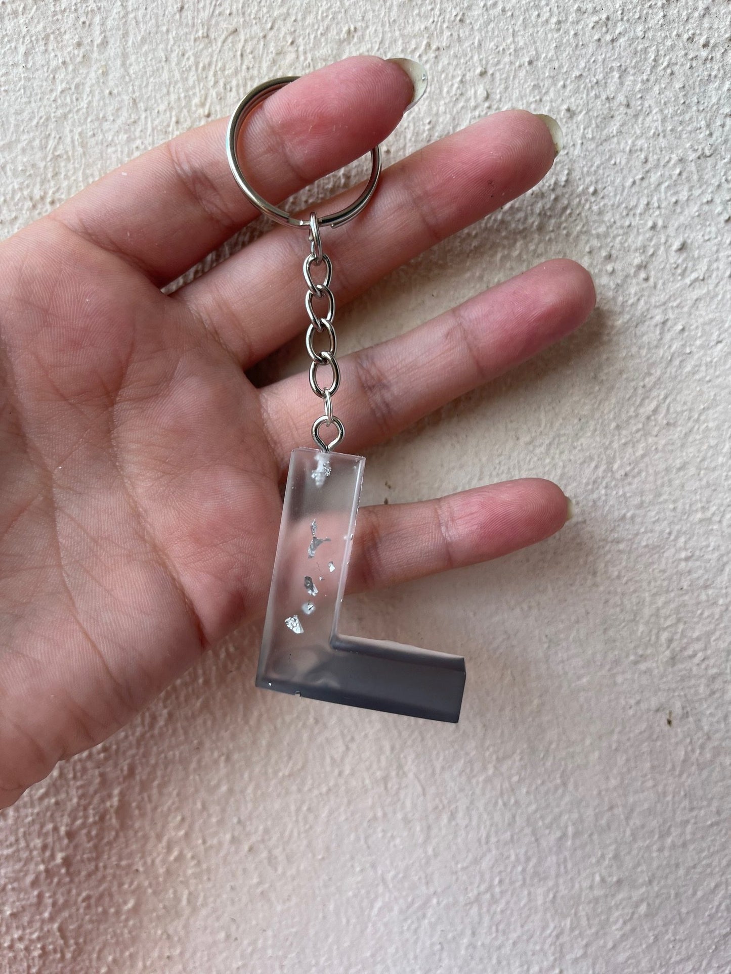 Porte clé lettre noir et feuille d'argent