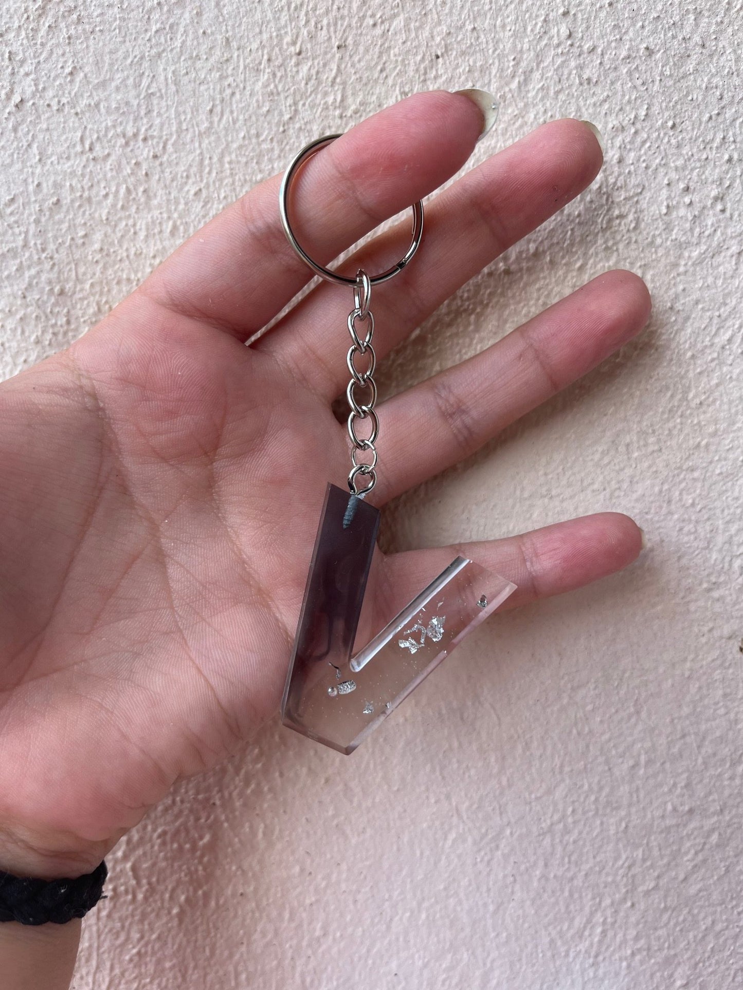 Porte clé lettre noir et feuille d'argent
