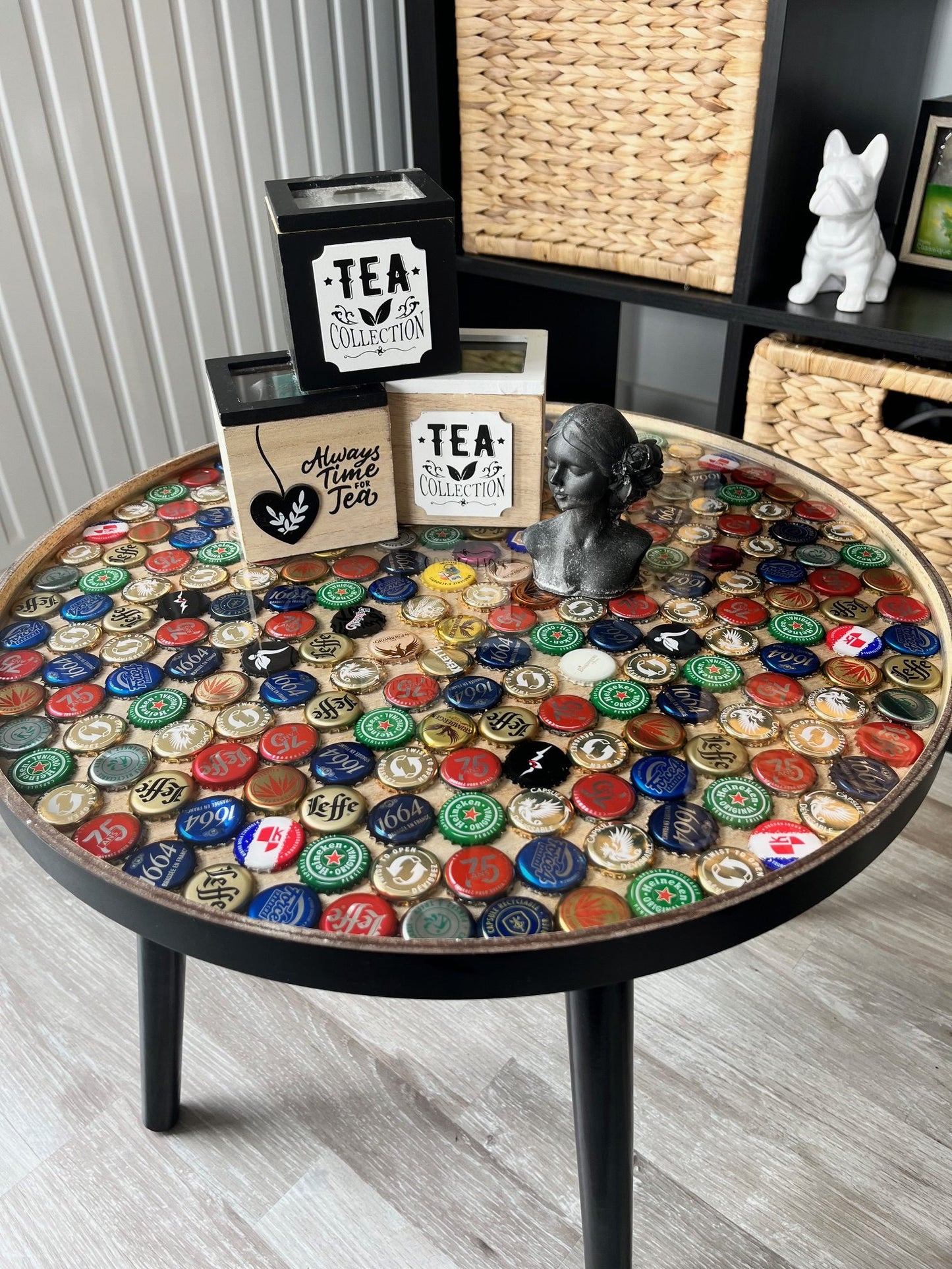 Table capsule résine bois