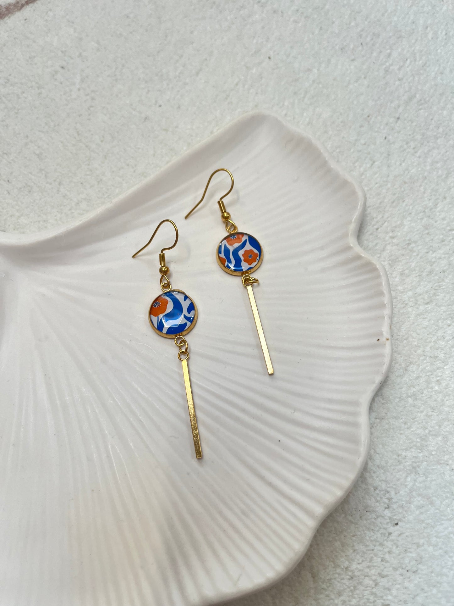 Boucle d’oreille pendante motif bleu orange