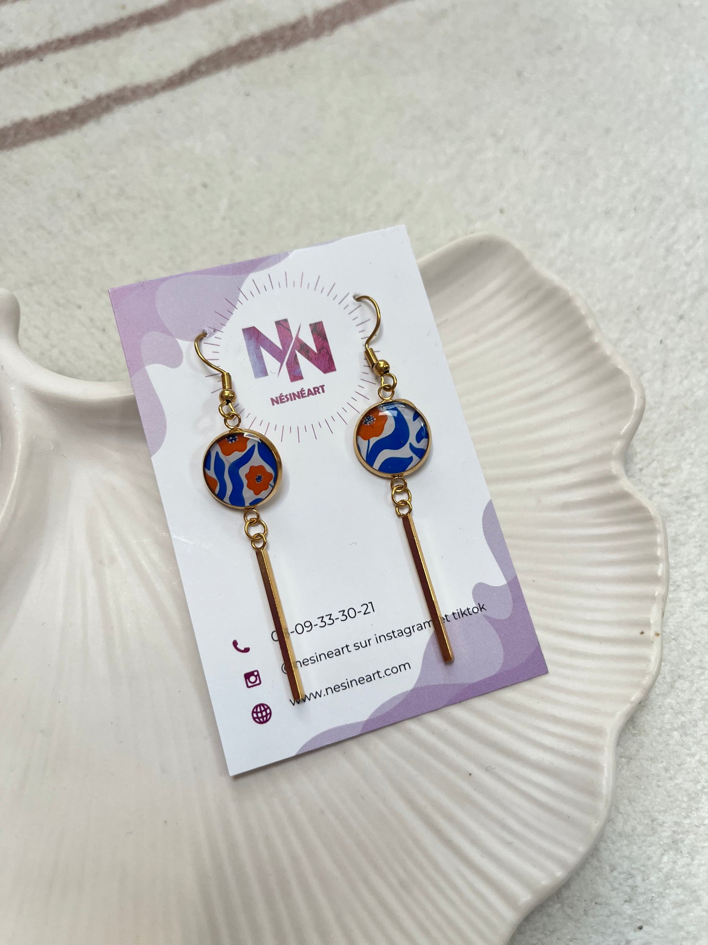 Boucle d’oreille pendante motif bleu orange