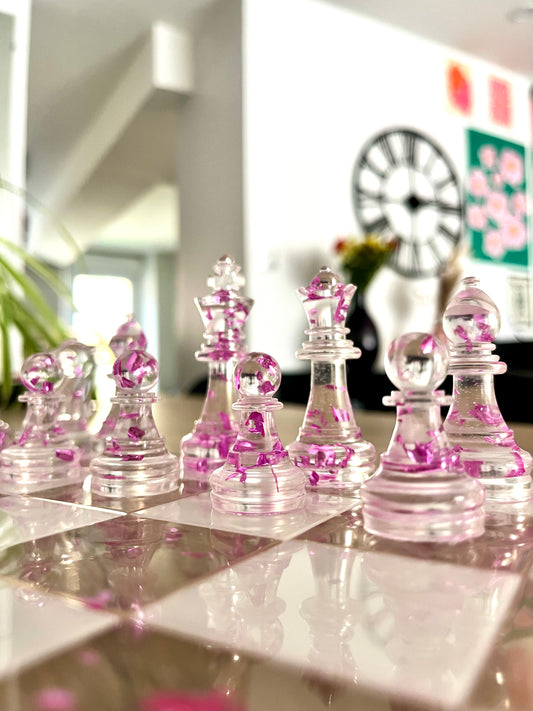Jeu d’échec transparent blanc et violet