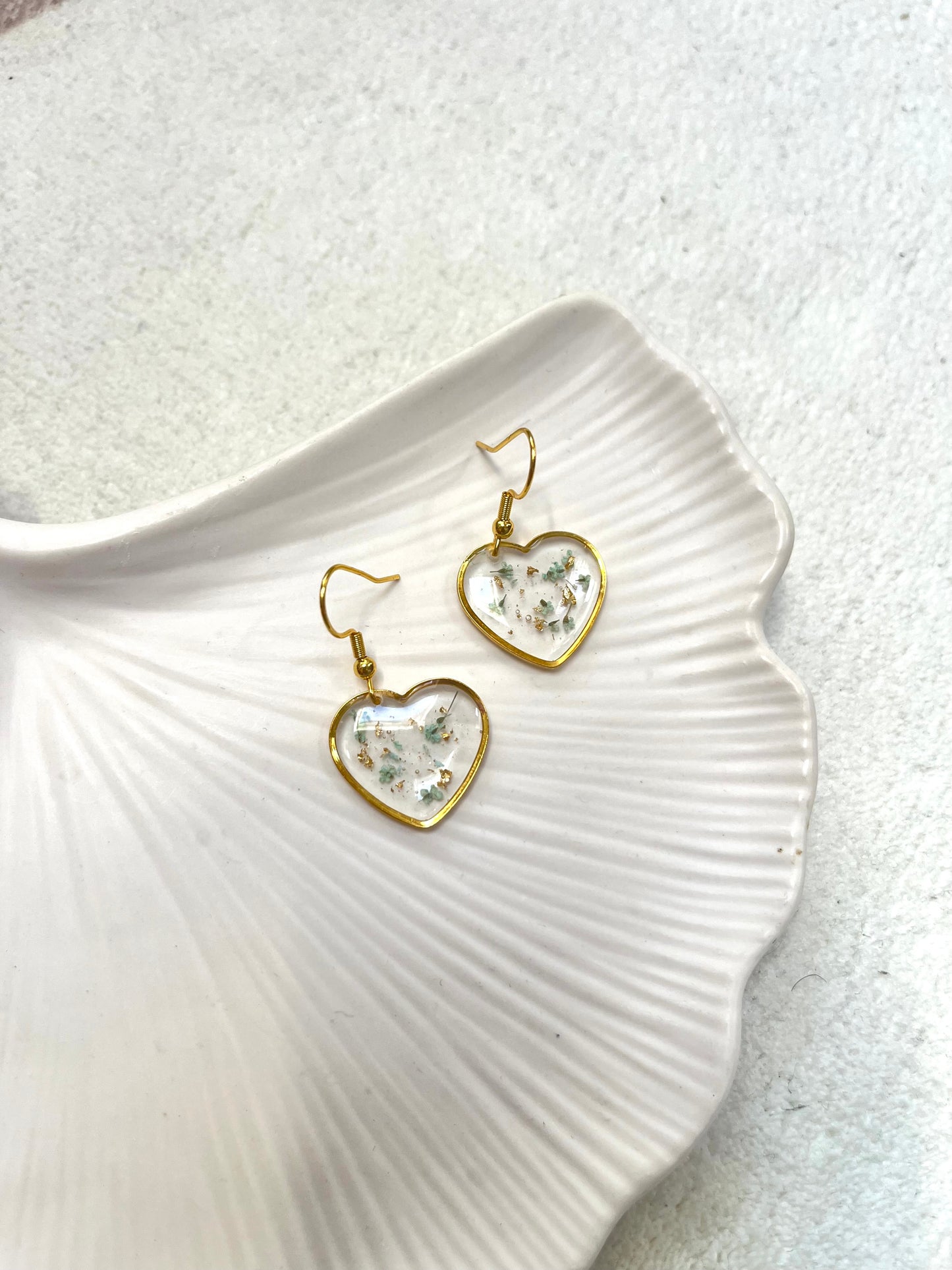 Boucle d’oreille fleurs séchées modèle « grand cœur »