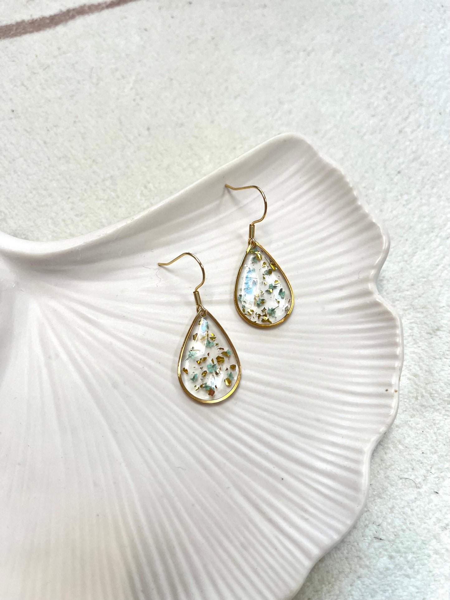 Boucle d’oreille fleurs séchées modèle « grande goutte »