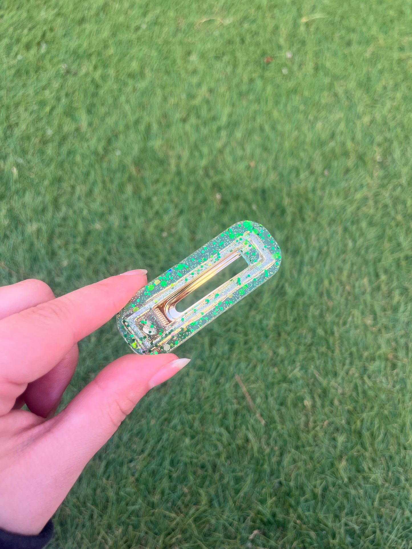 Barrette vert clair à paillettes