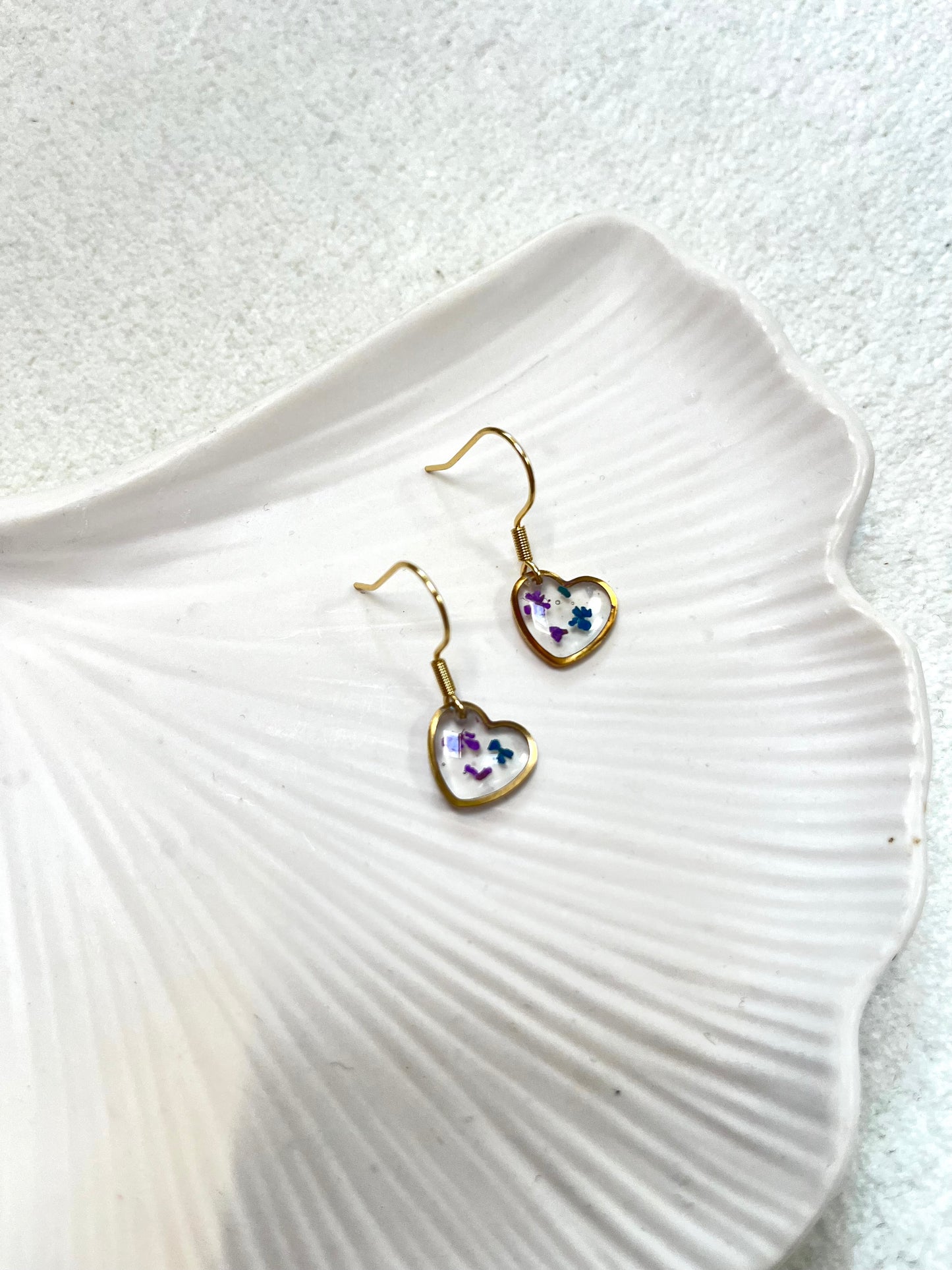 Boucle d’oreille fleurs séchées modèle « petit cœur »