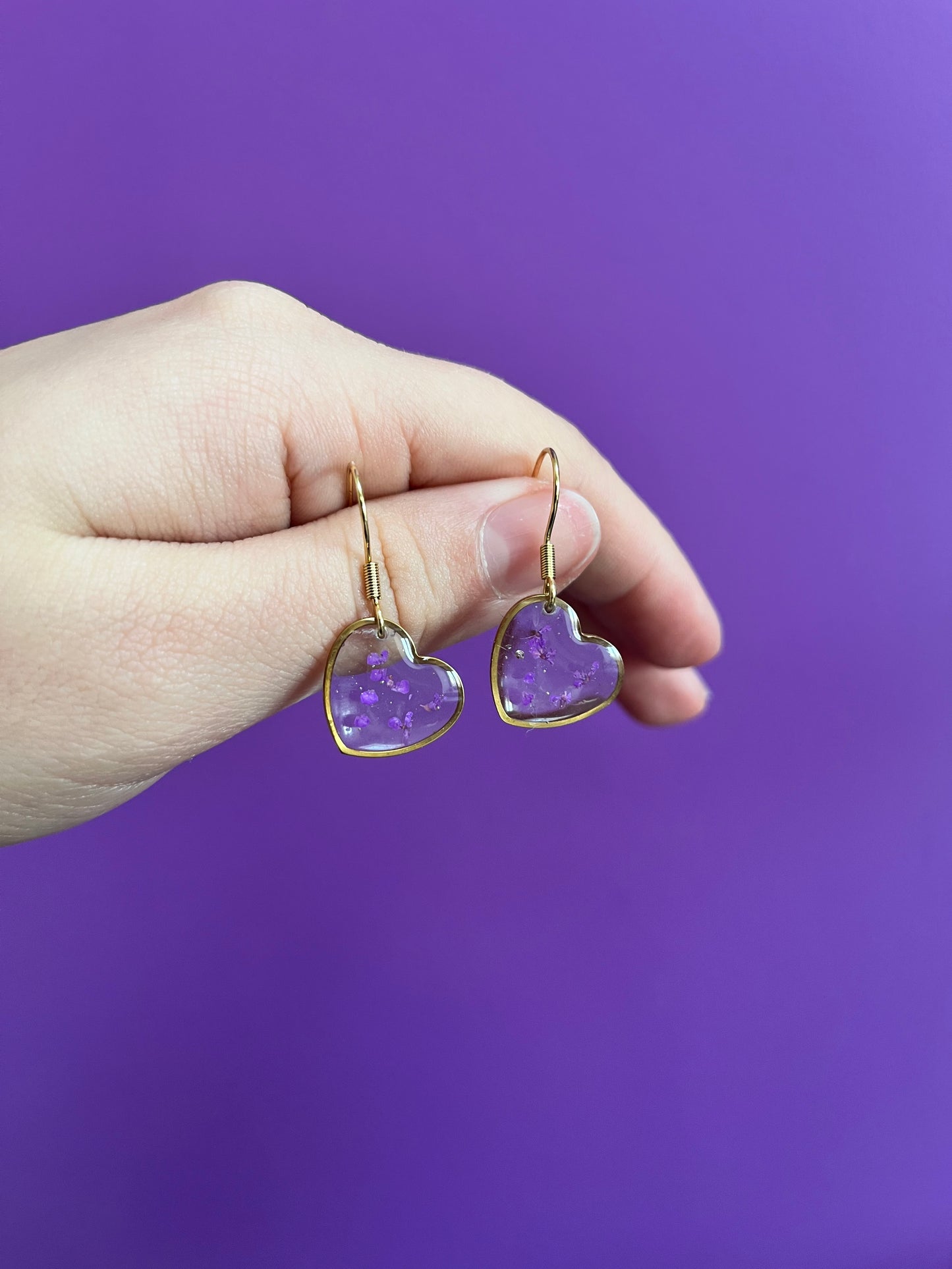 Boucle d’oreille fleurs séchées modèle « moyen cœur »
