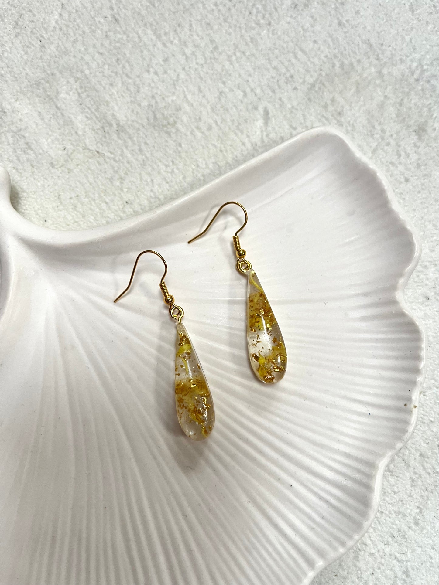 Boucle d’oreille fleurs séchées modèle « goutte jaune »
