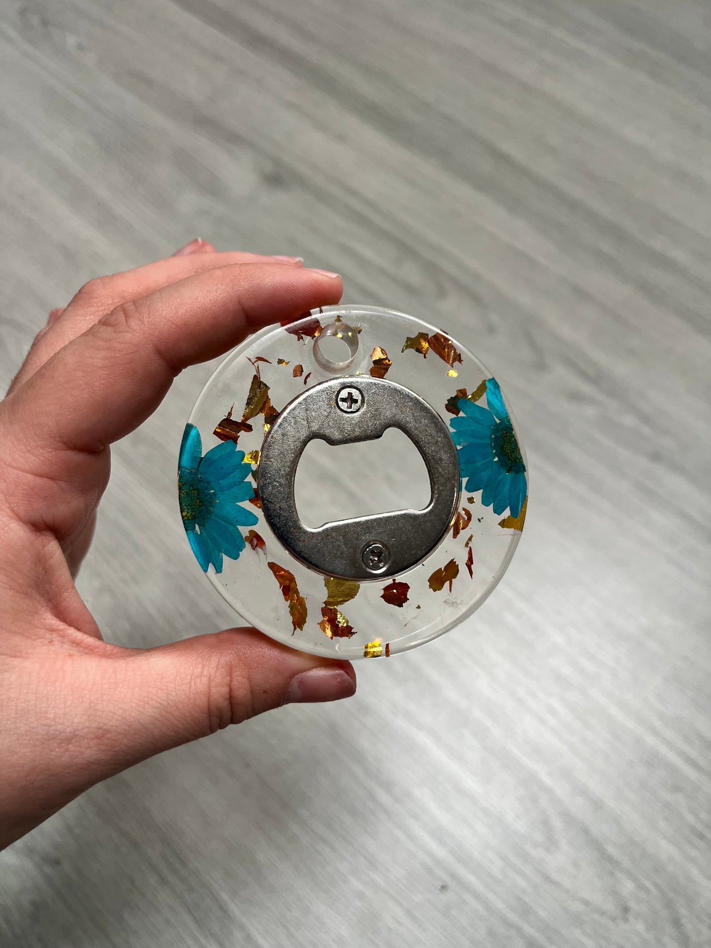 Décapsuleur rond fleur bleu