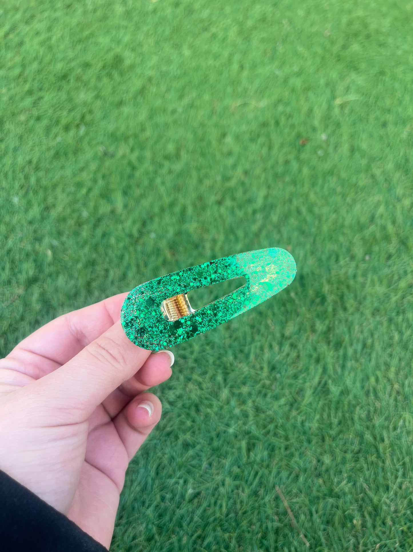 Barrette verte à paillettes