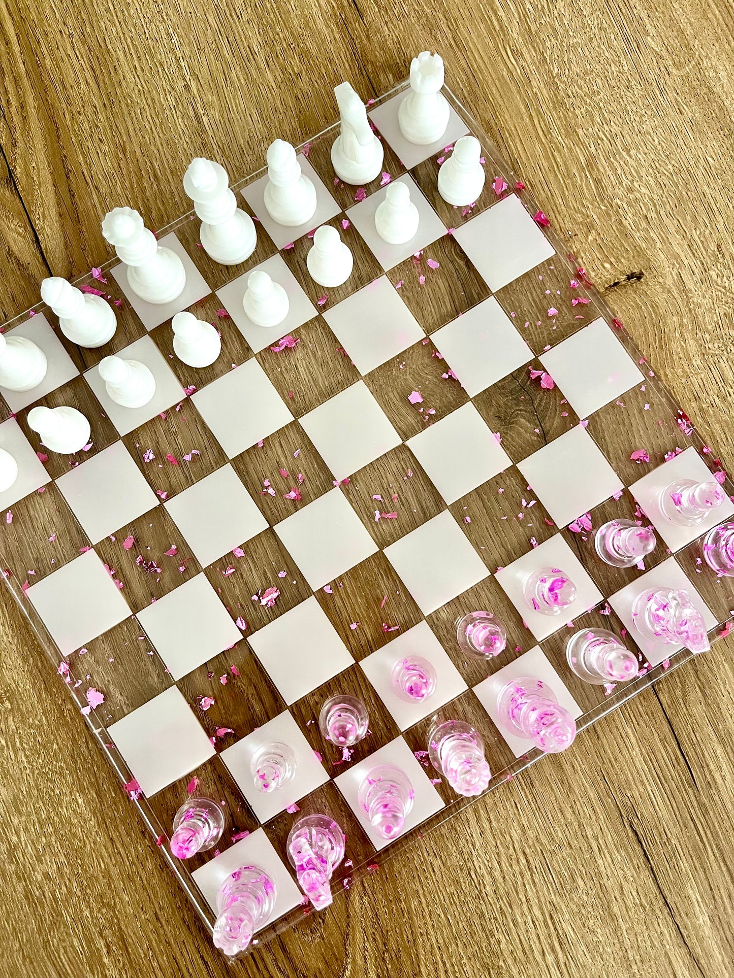 Jeu d’échec transparent blanc et violet