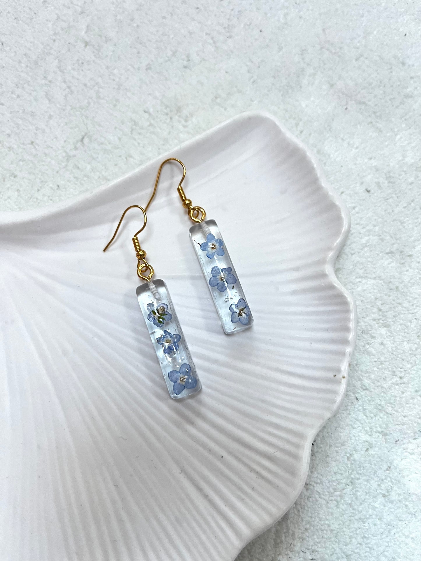 Boucle d’oreille fleurs séchées modèle « allongé bleu »